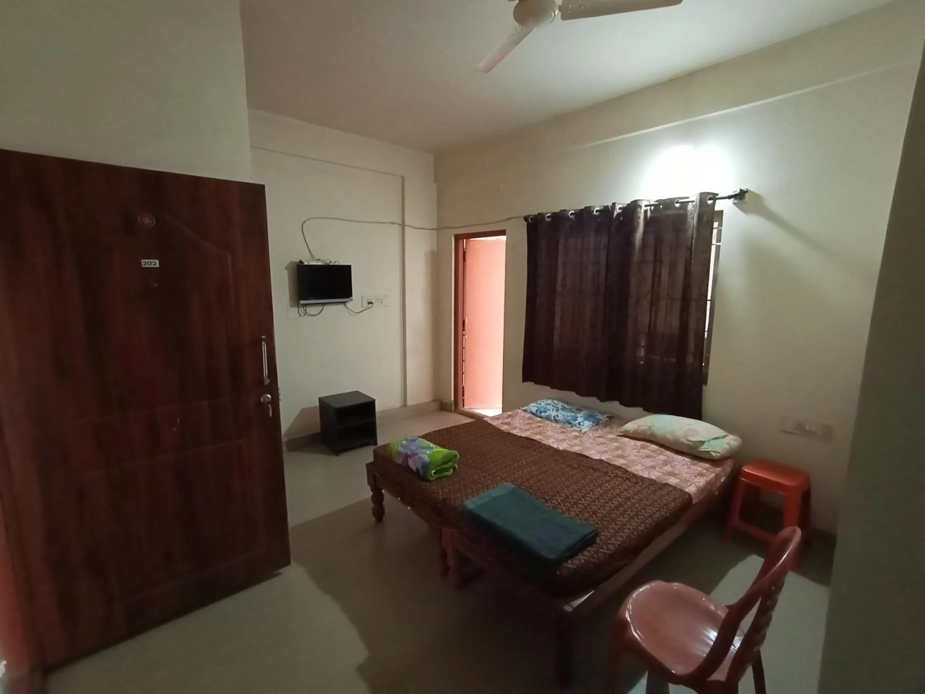 Photo of the whole room, Bed in Professionals Pride PG