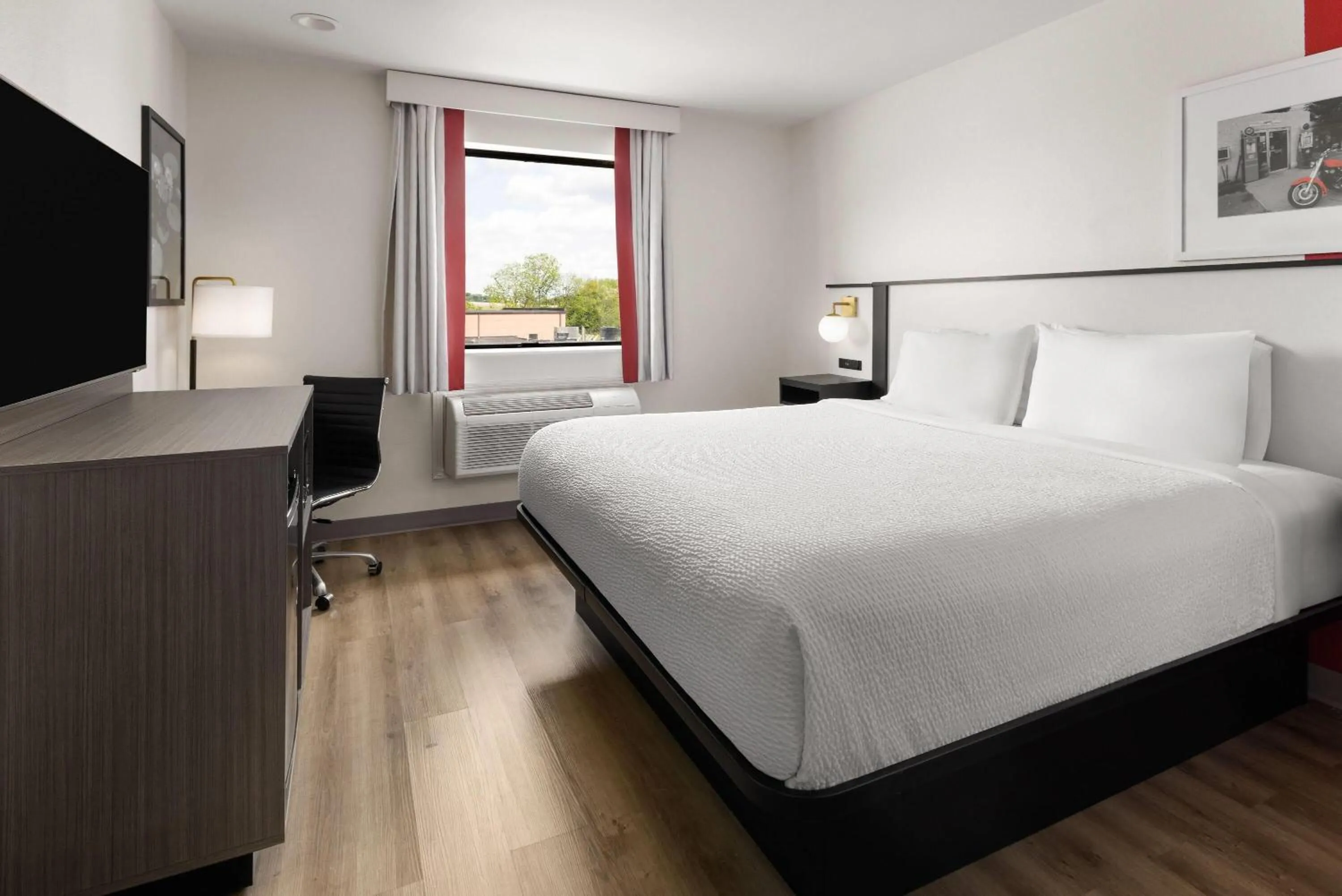 Photo of the whole room, Bed in Ramada by Wyndham York Harrisburg Hershey