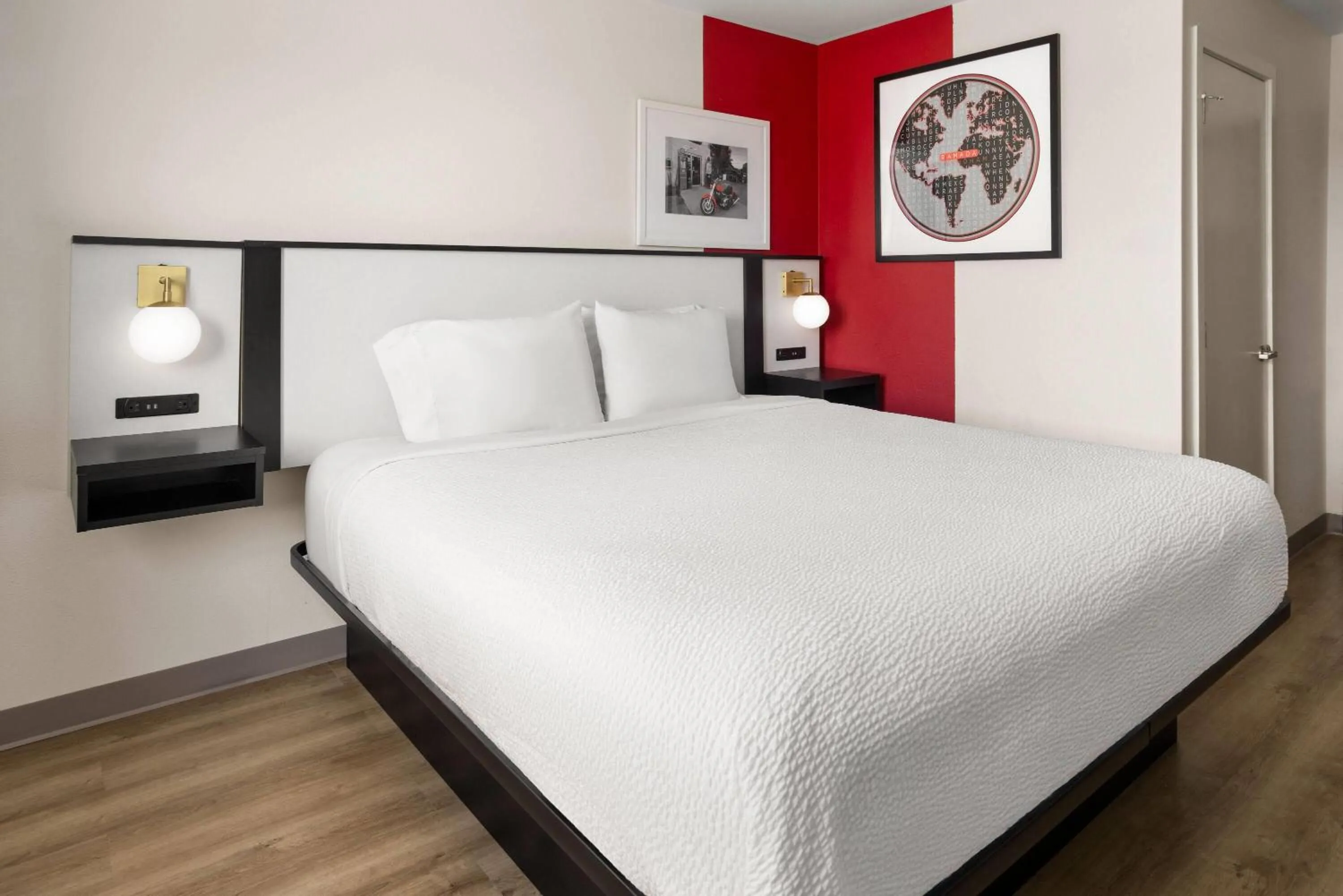 Photo of the whole room, Bed in Ramada by Wyndham York Harrisburg Hershey