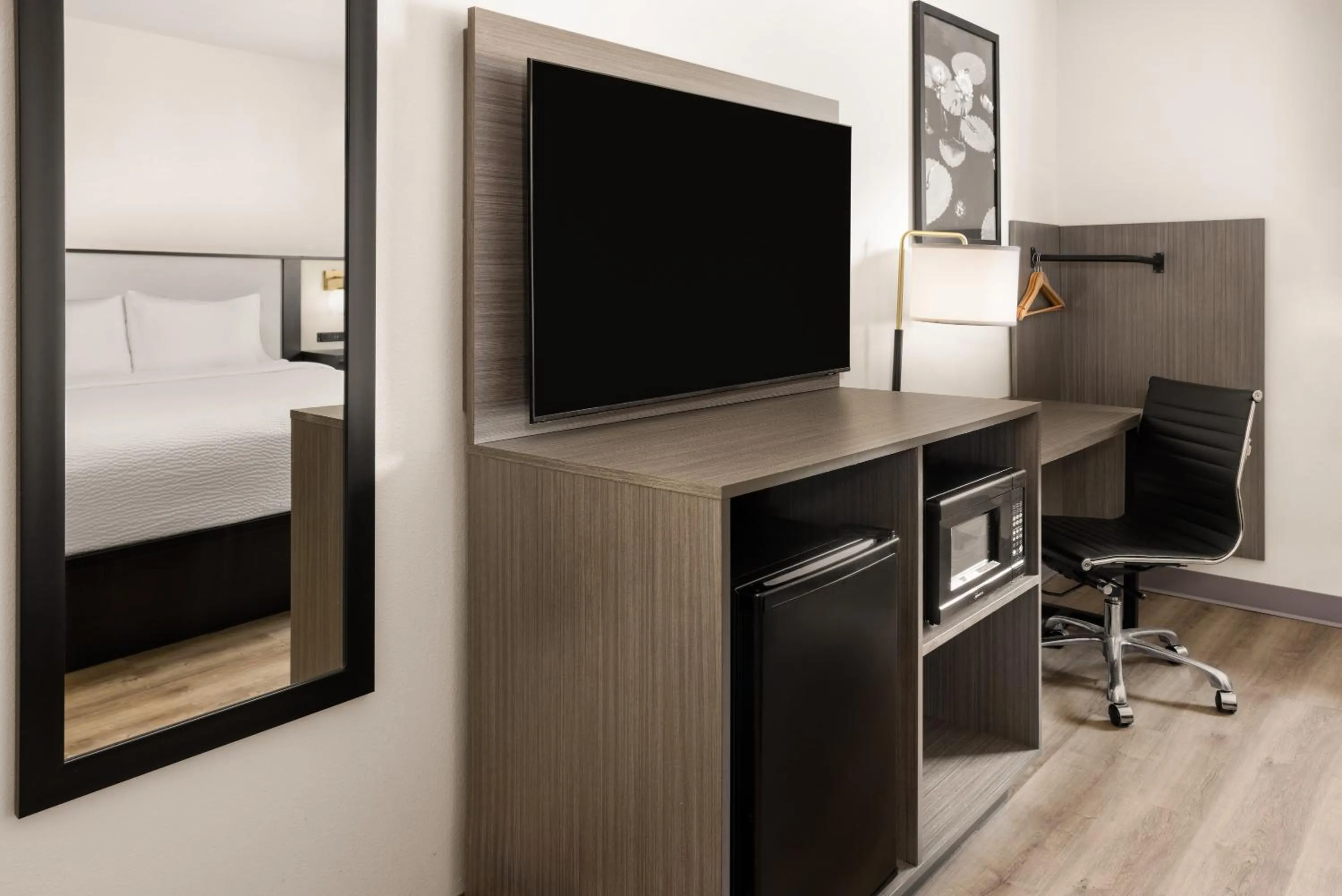 TV and multimedia in Ramada by Wyndham York Harrisburg Hershey