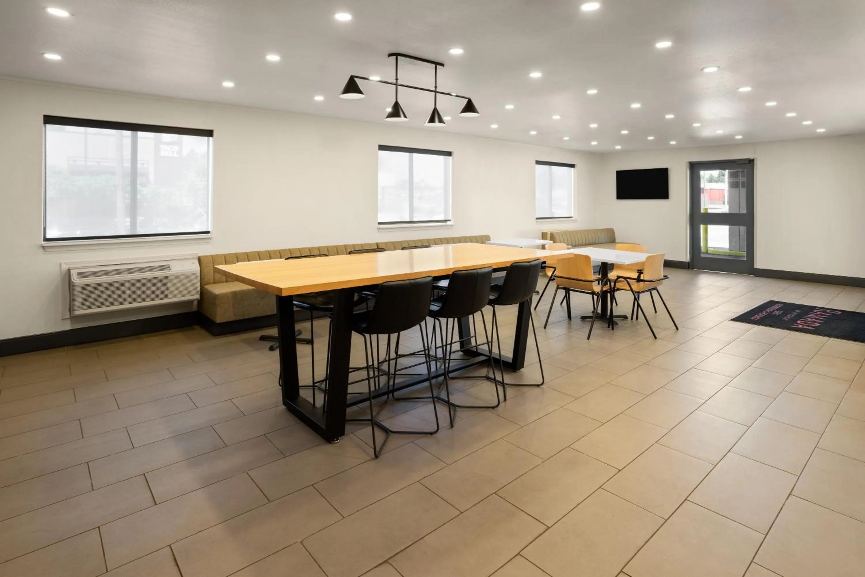 Communal lounge/ TV room in Ramada by Wyndham York Harrisburg Hershey