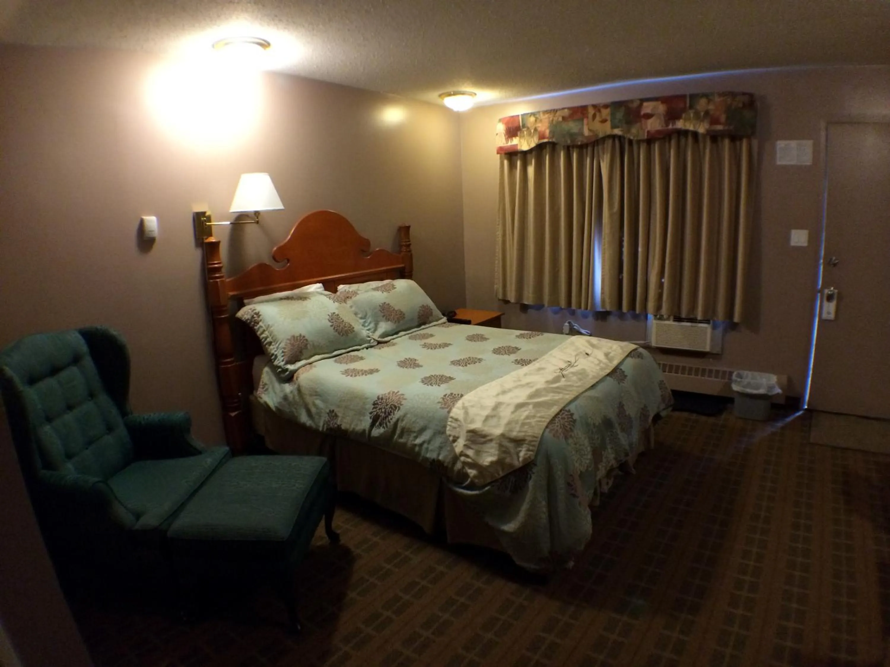 Bed in King's Motel & Restaurant