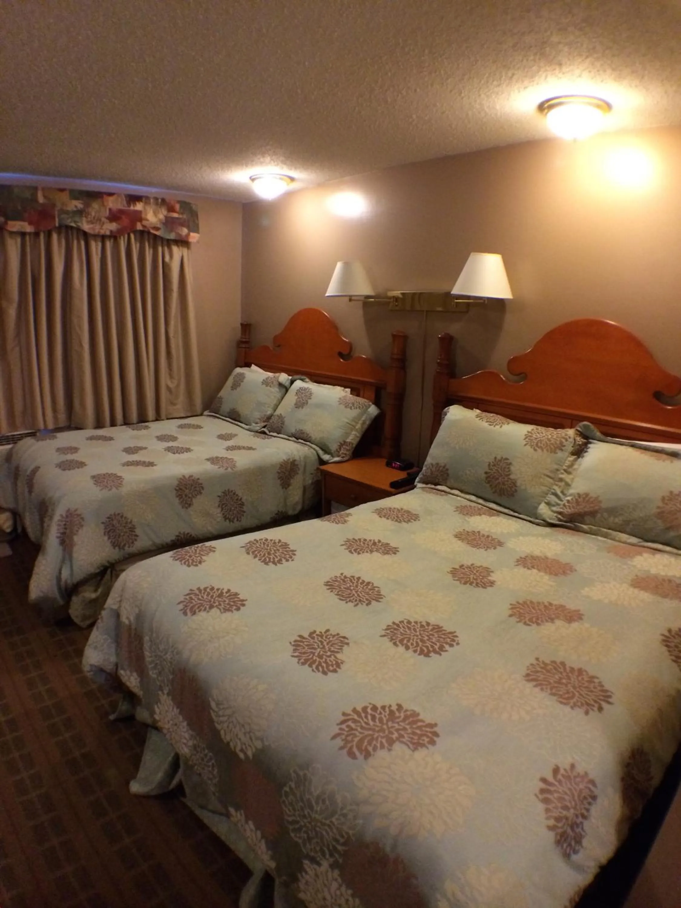 Bedroom, Bed in King's Motel & Restaurant