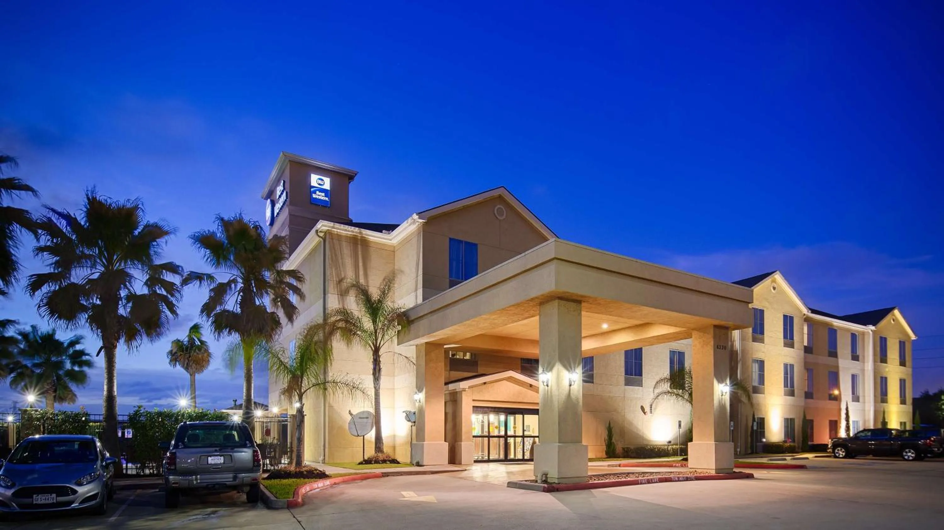 Property building in Best Western Sugarland Inn