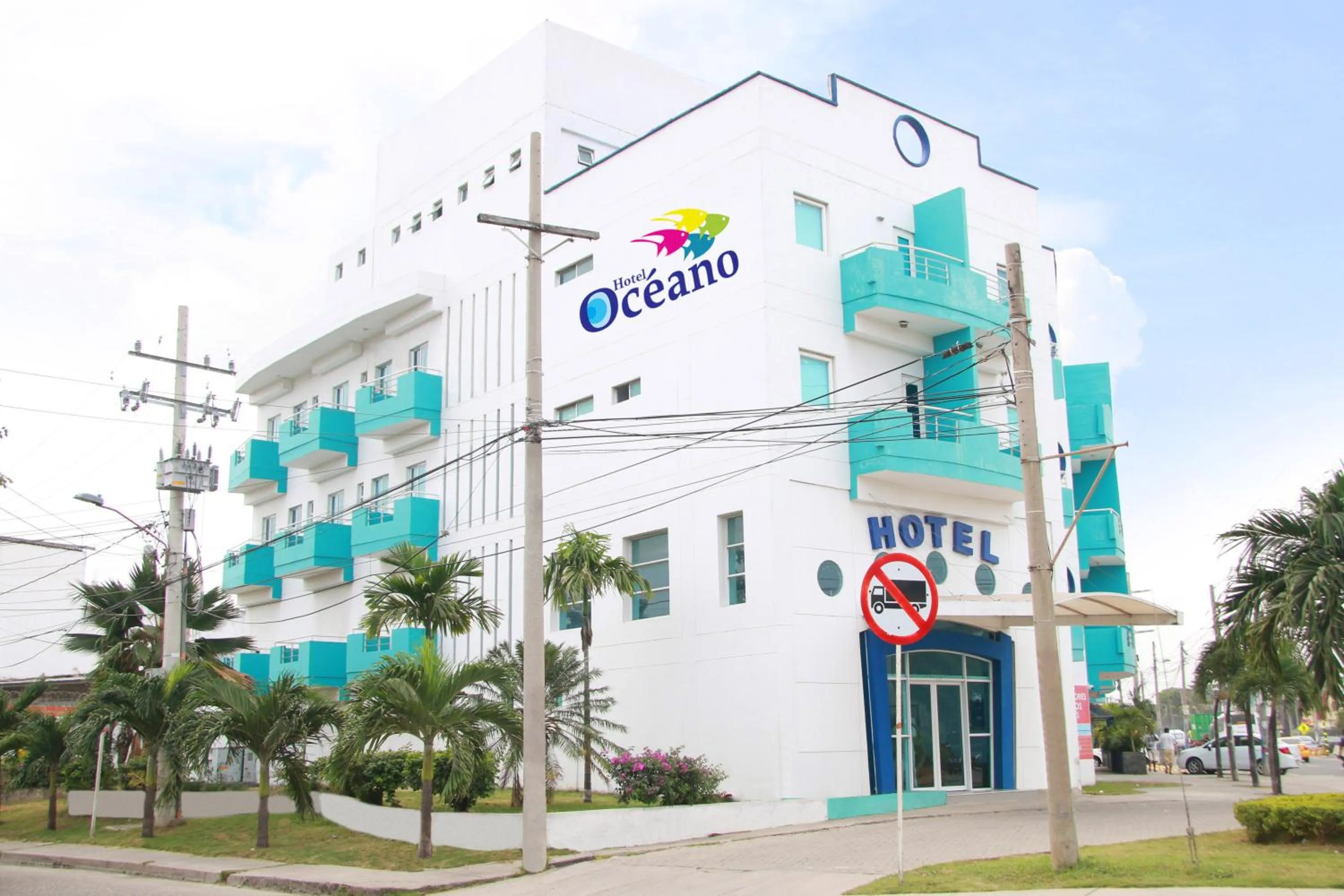 Property building in Ayenda 1801 El Oceano