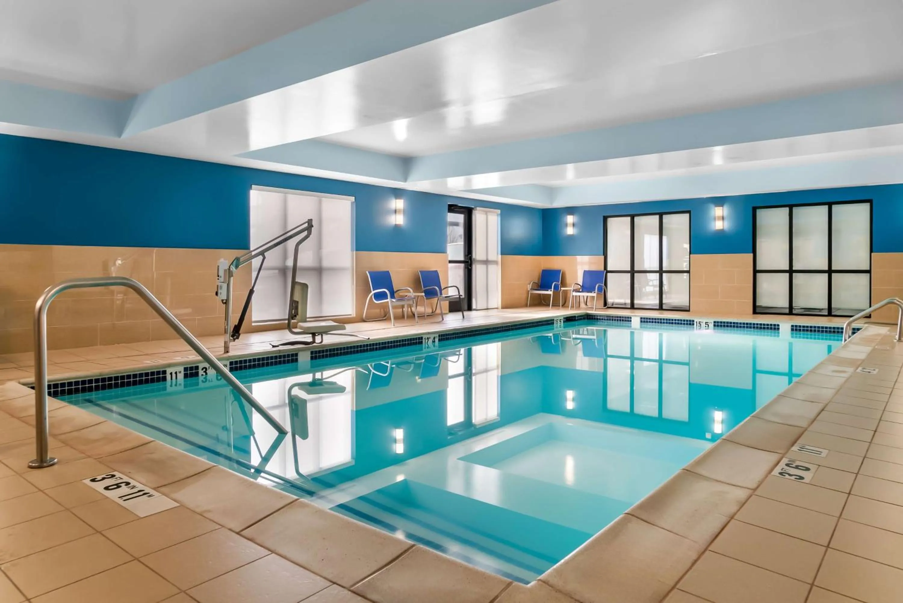 Pool view in Hampton Inn Detroit/Auburn Hills-North