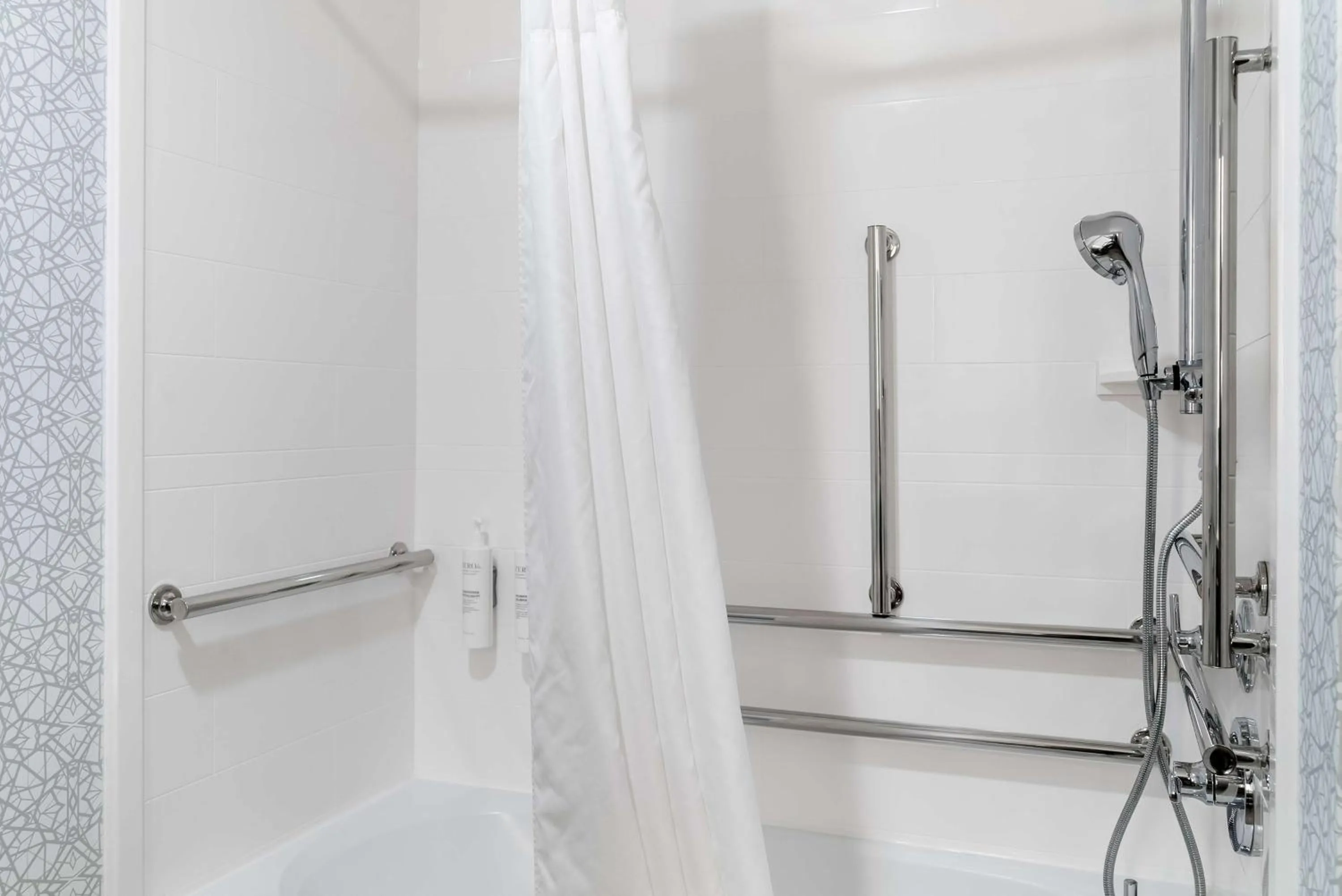 Bathroom in Hampton Inn Detroit/Auburn Hills-North