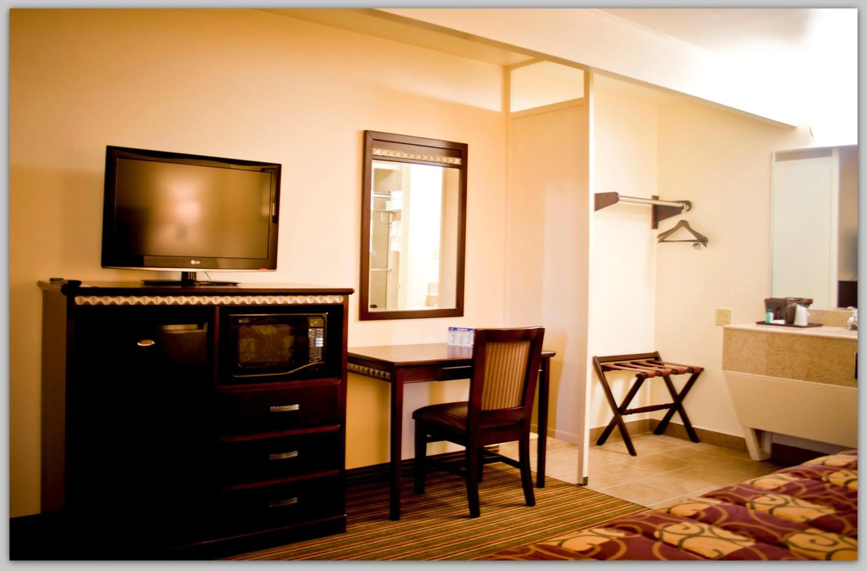 TV and multimedia, Bed in Whispering Palms Inn