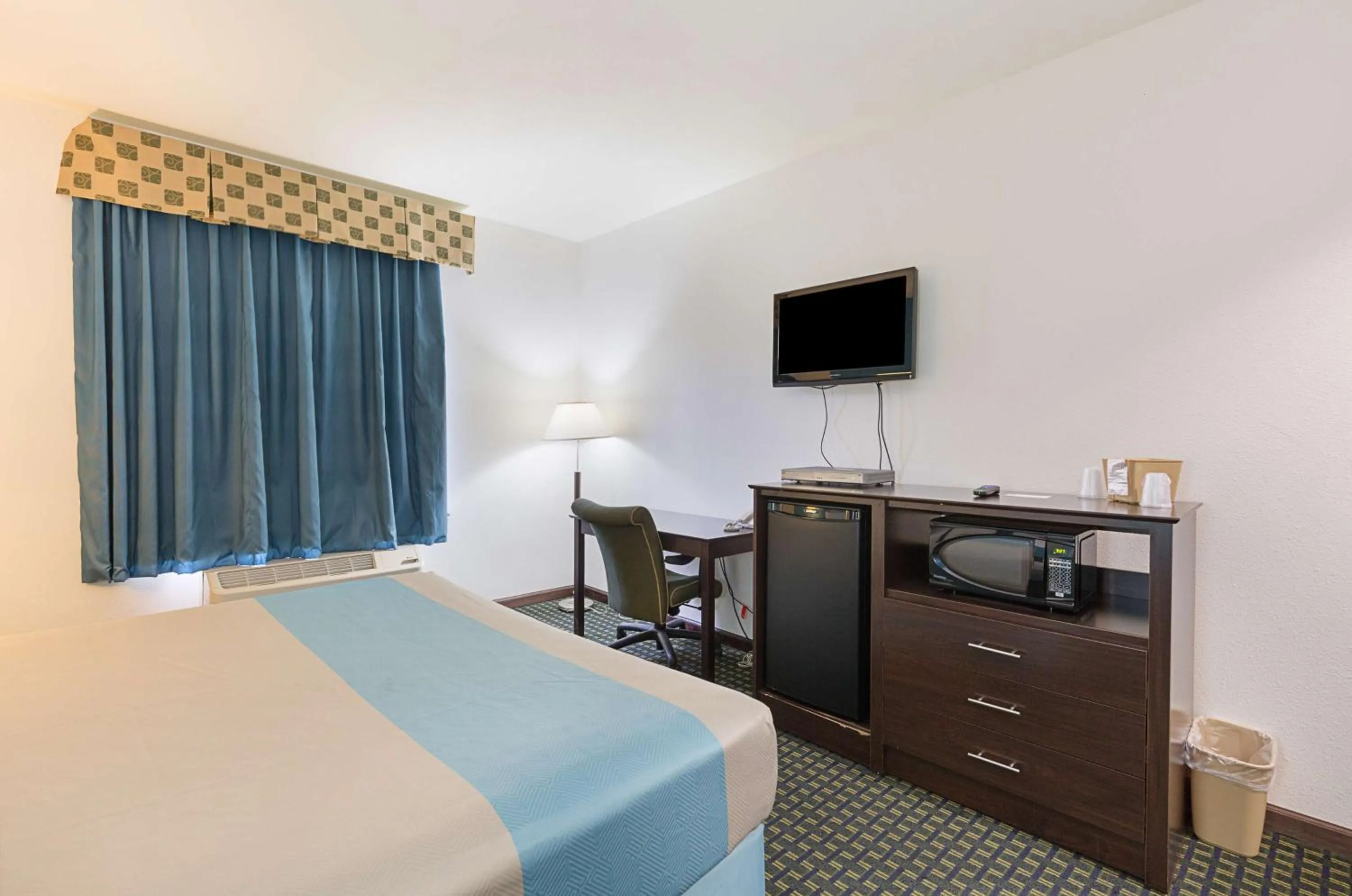 Photo of the whole room, Bed in Budget Inn Ganado