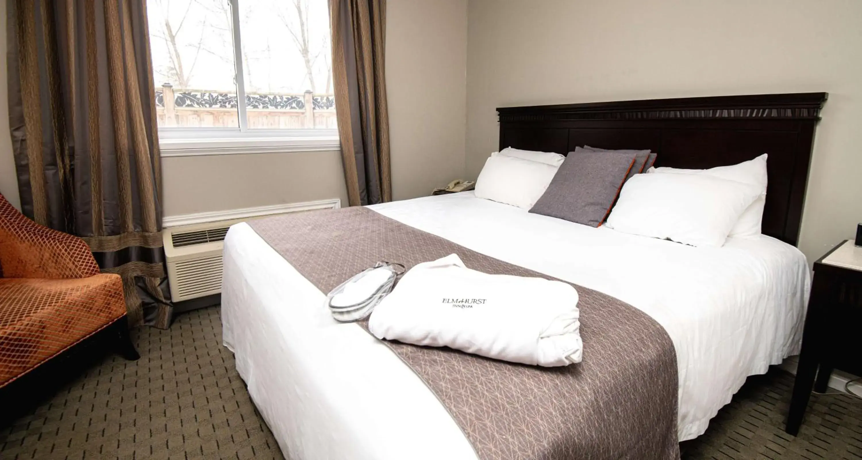 King Room with Jacuzzi and Limited View - First Floor/Non-Smoking in Elm Hurst Inn & Spa King Room with Jacuzzi and Limited View - First Floor/Non-Smoking in Elm Hurst Inn & Spa