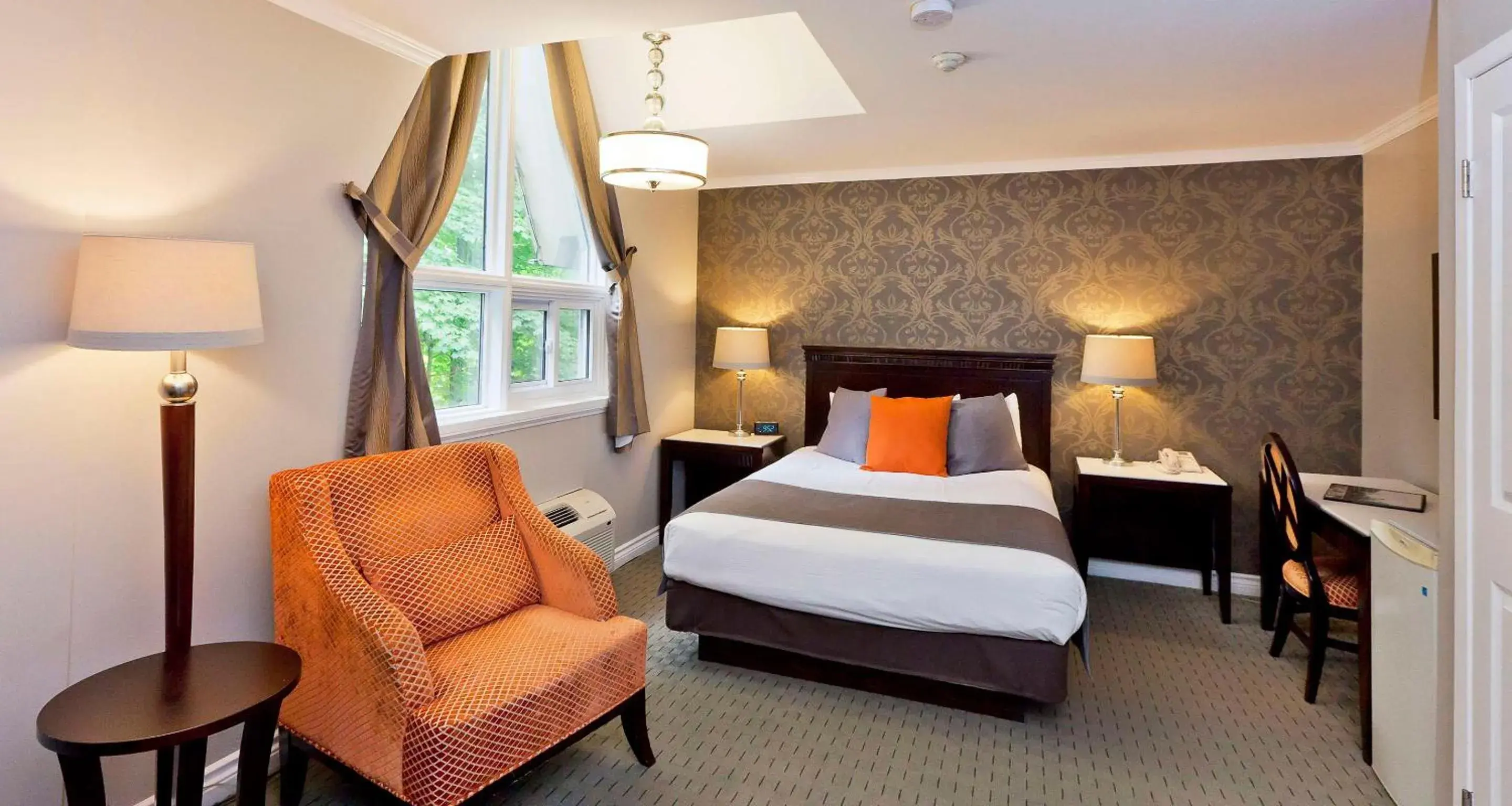 Deluxe Queen Room with Roll-In Shower - Disability Access/Non-Smoking in Elm Hurst Inn & Spa Deluxe Queen Room with Roll-In Shower - Disability Access/Non-Smoking in Elm Hurst Inn & Spa