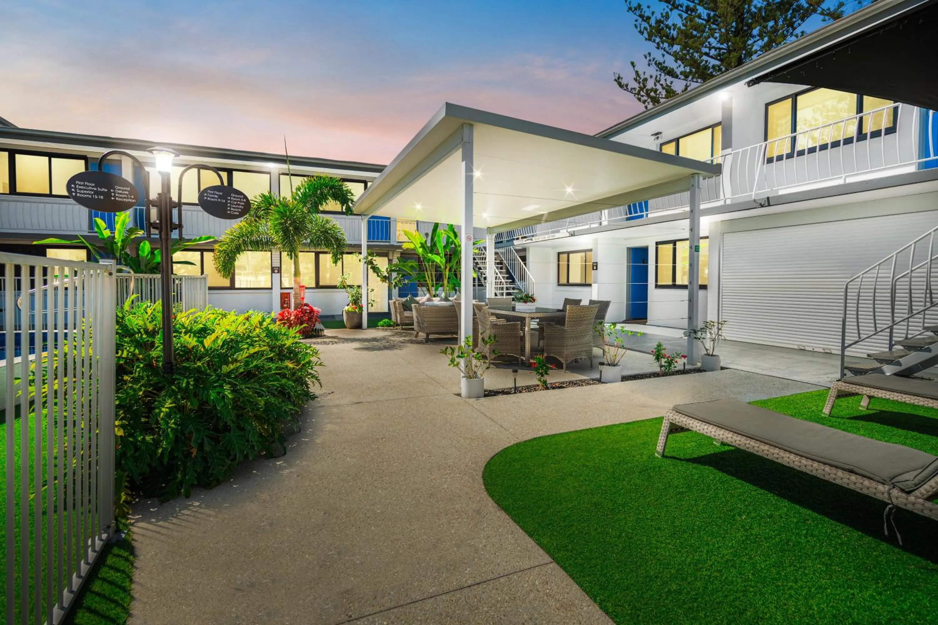 Facade/entrance in Montego Mermaid Beach Motel