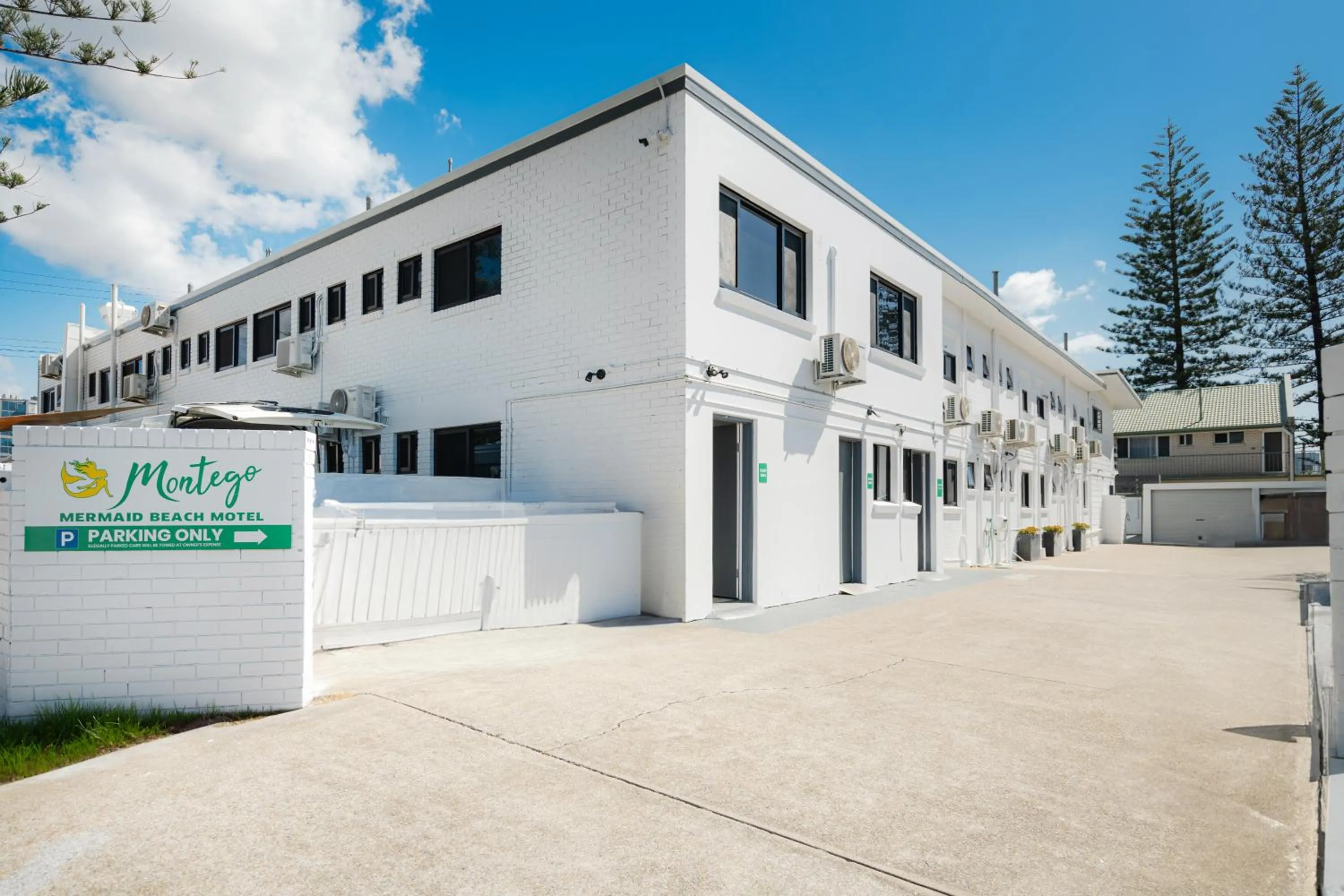 Parking in Montego Mermaid Beach Motel