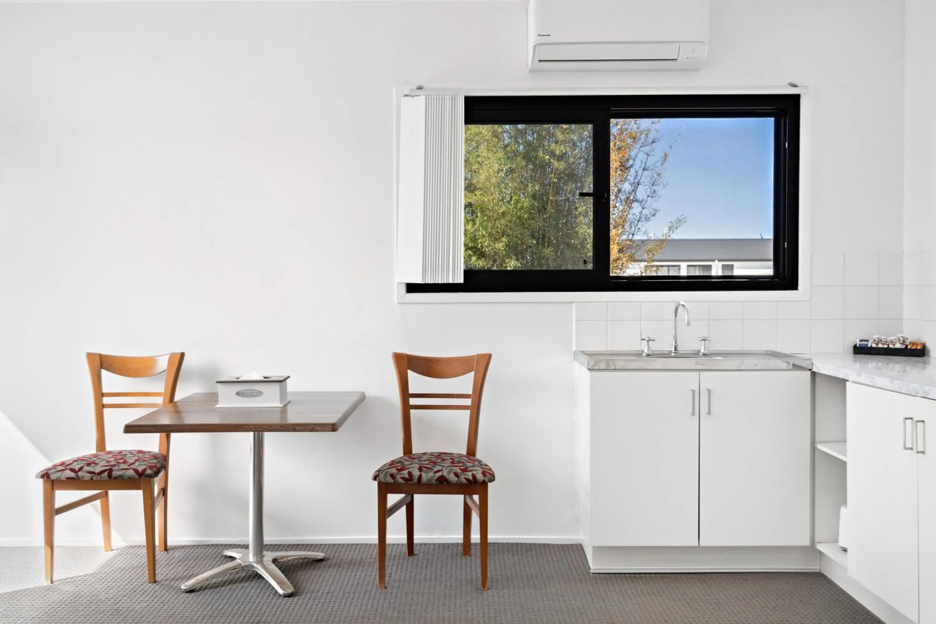 Kitchen or kitchenette in Montego Mermaid Beach Motel