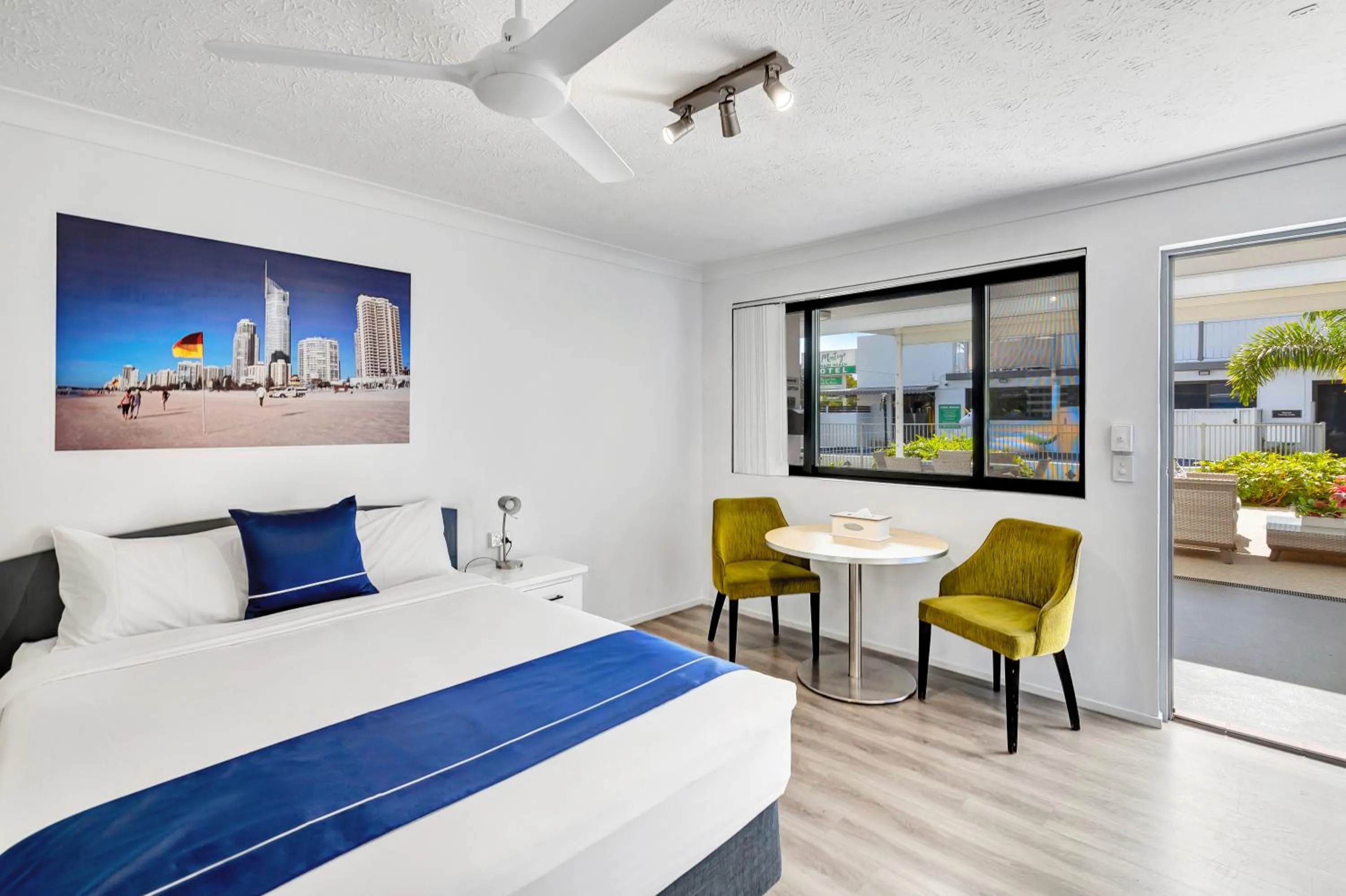 Bed in Montego Mermaid Beach Motel