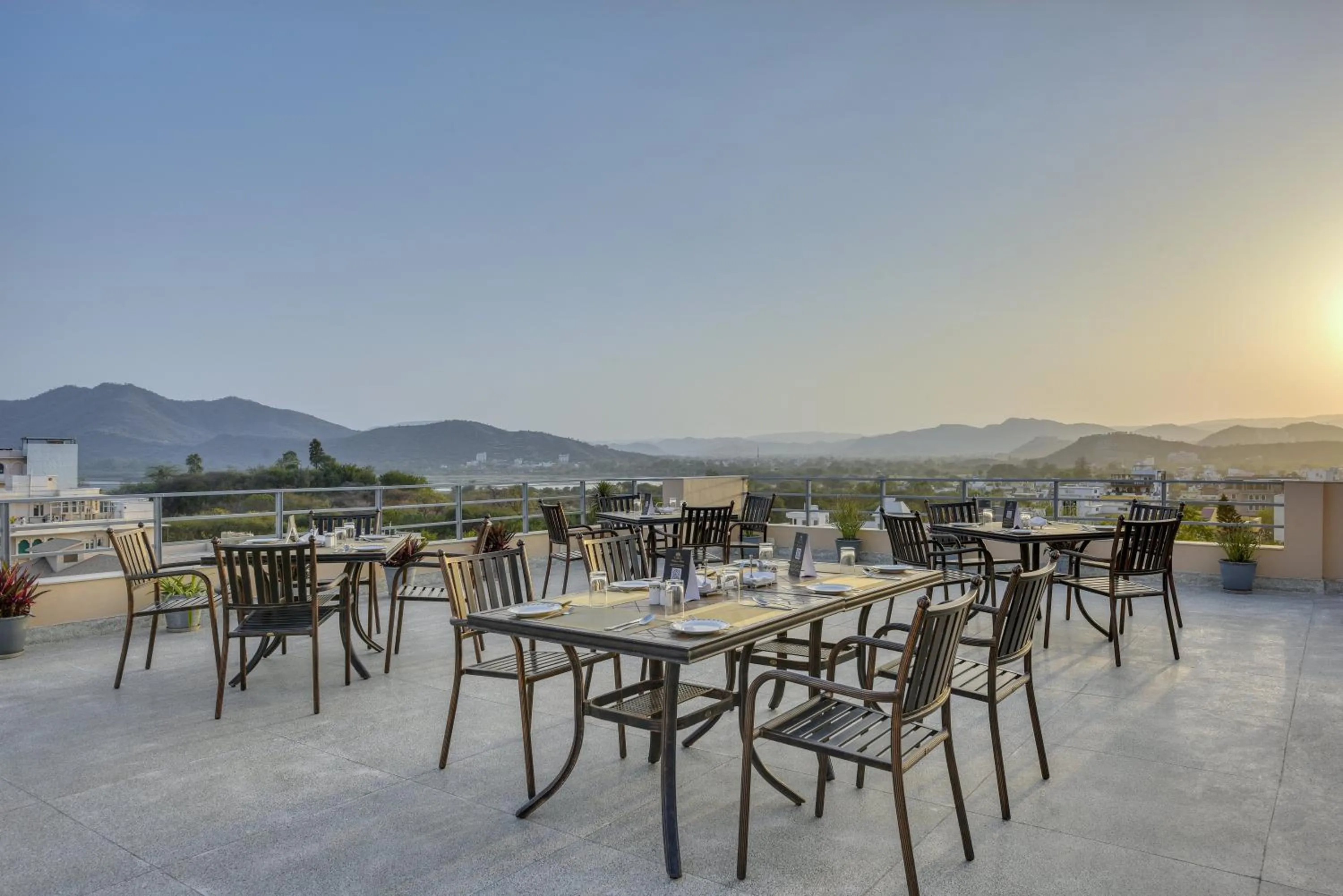 Restaurant/places to eat in Shahpura Dev Villa