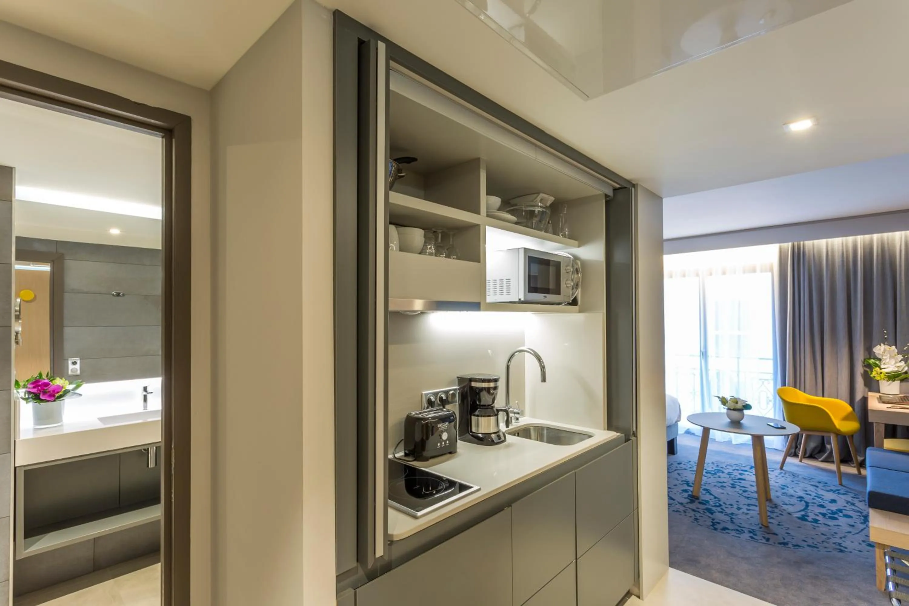 Kitchen or kitchenette in Nemea Appart Hotel Cannes Palais