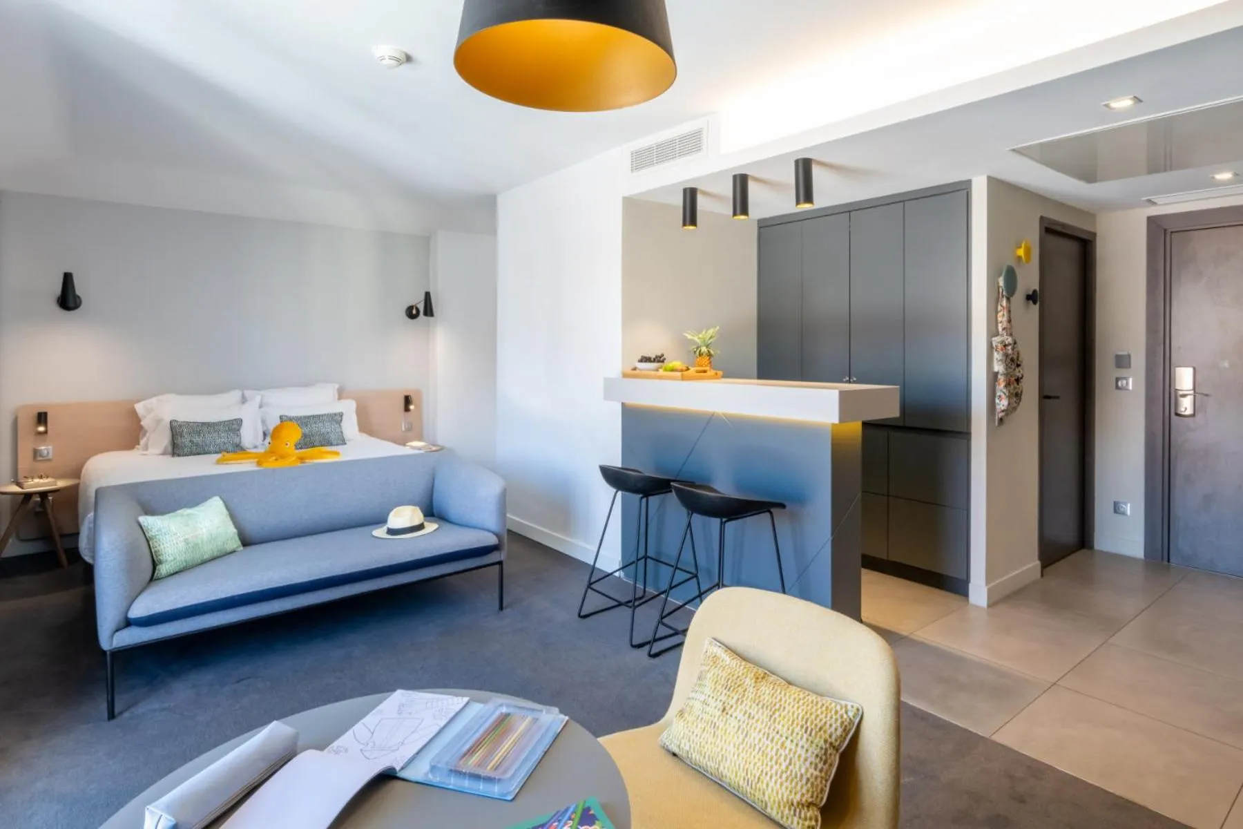 Kitchen or kitchenette, Bed in Nemea Appart Hotel Cannes Palais