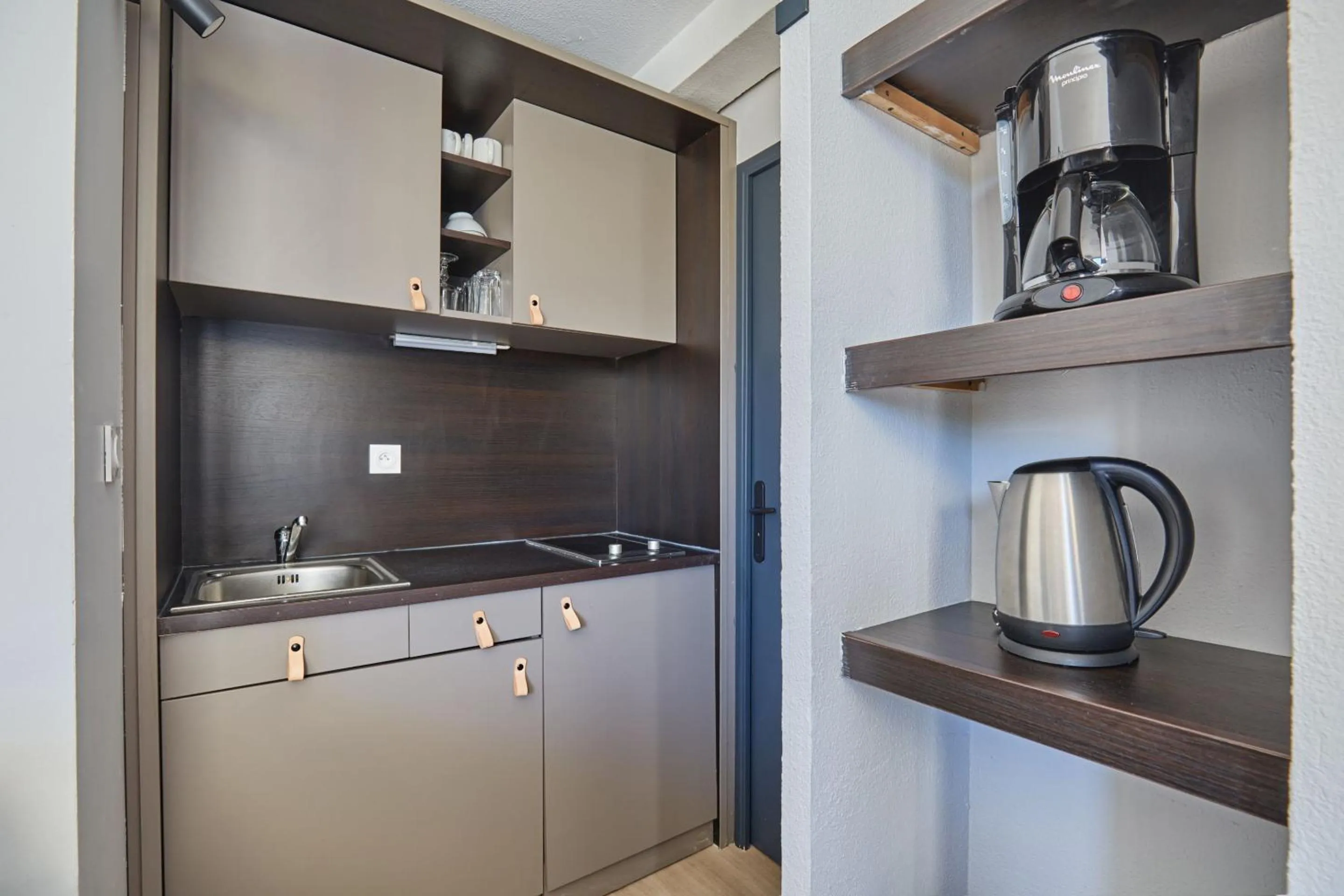 Kitchen or kitchenette in Appart Hotel Odalys City Aix en Provence Les Floridianes