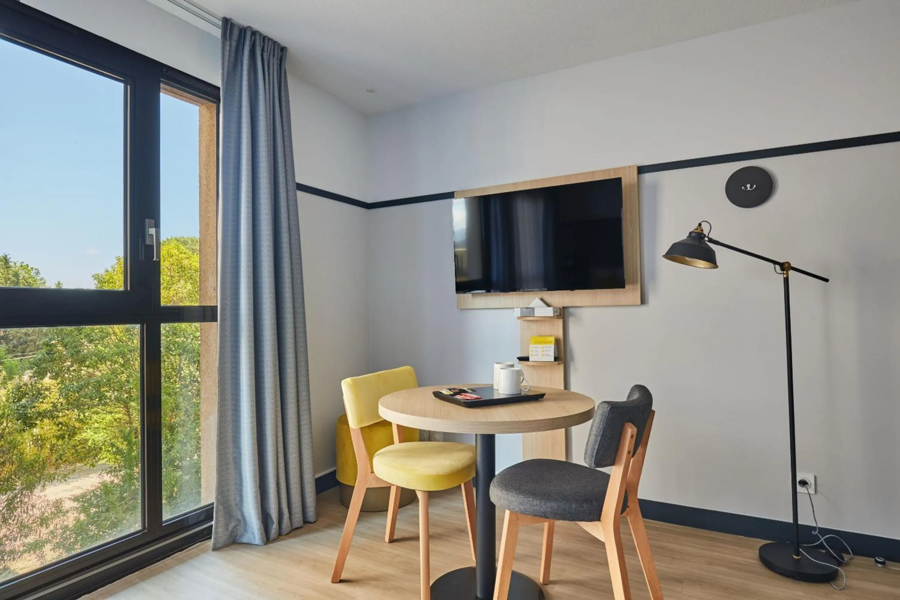 Dining area in Appart Hotel Odalys City Aix en Provence Les Floridianes