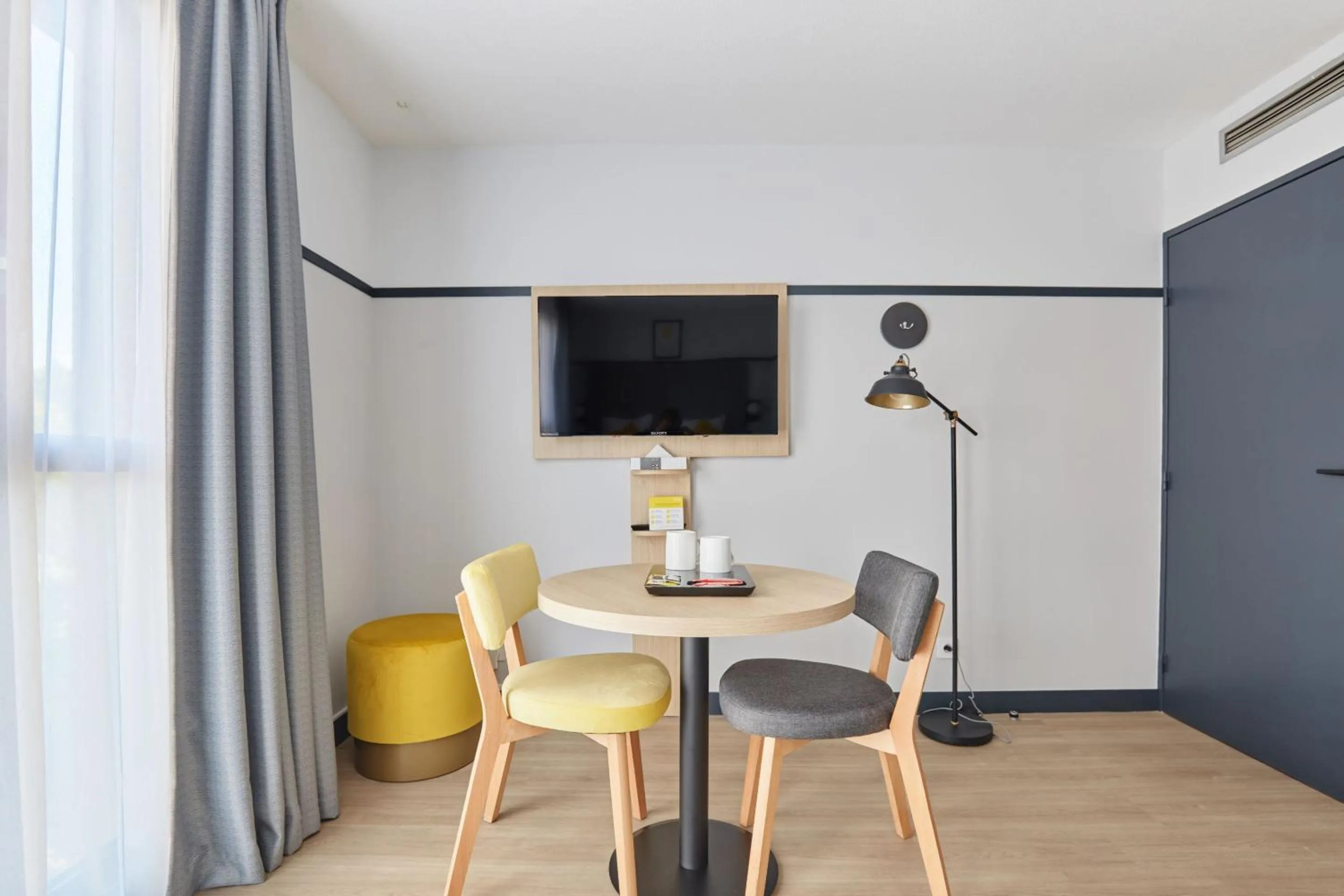 Dining area in Appart Hotel Odalys City Aix en Provence Les Floridianes