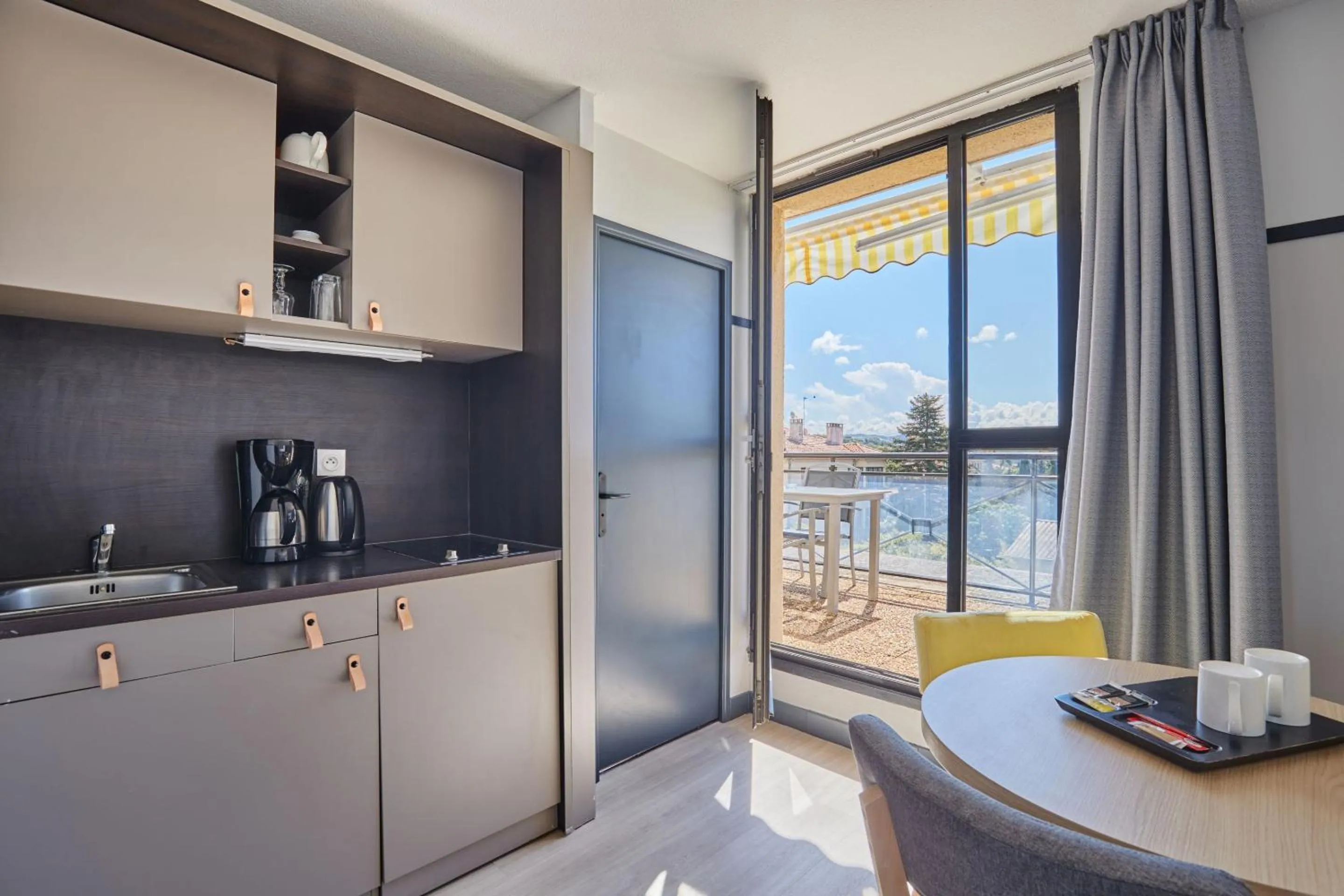 Kitchen or kitchenette in Appart Hotel Odalys City Aix en Provence Les Floridianes