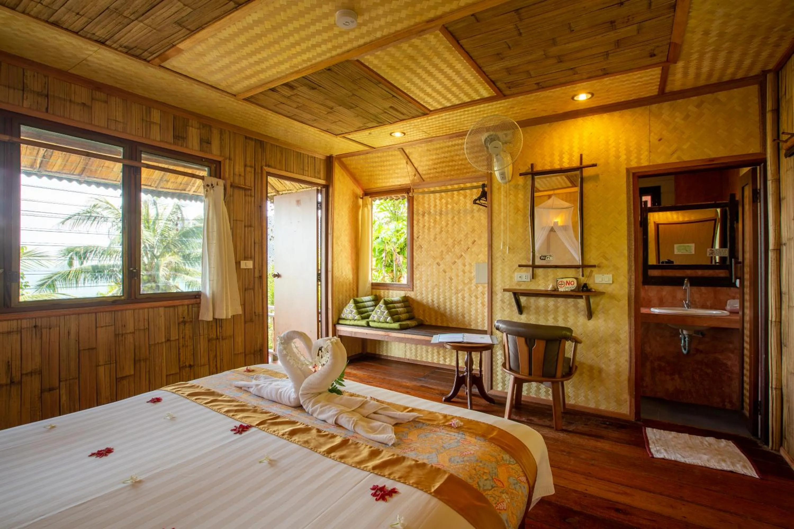 Photo of the whole room, Bed in Railay Garden View Resort