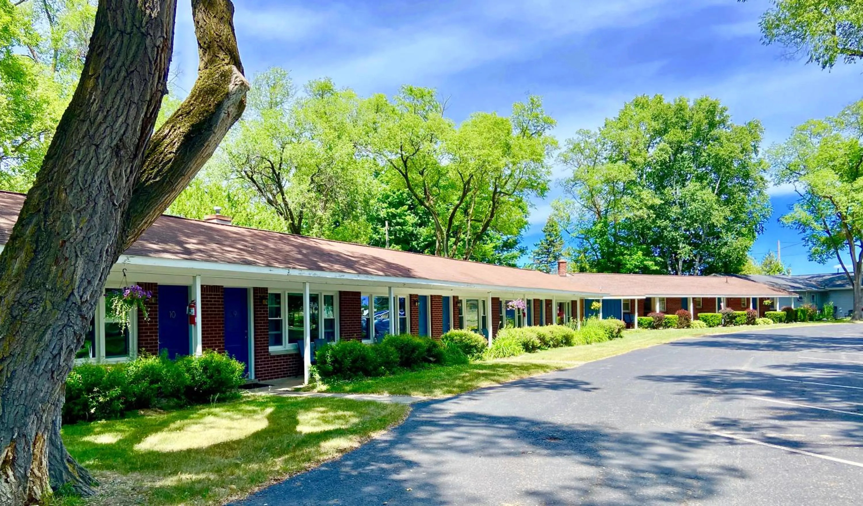 Property building in Elk Rapids Lakeshore Inn