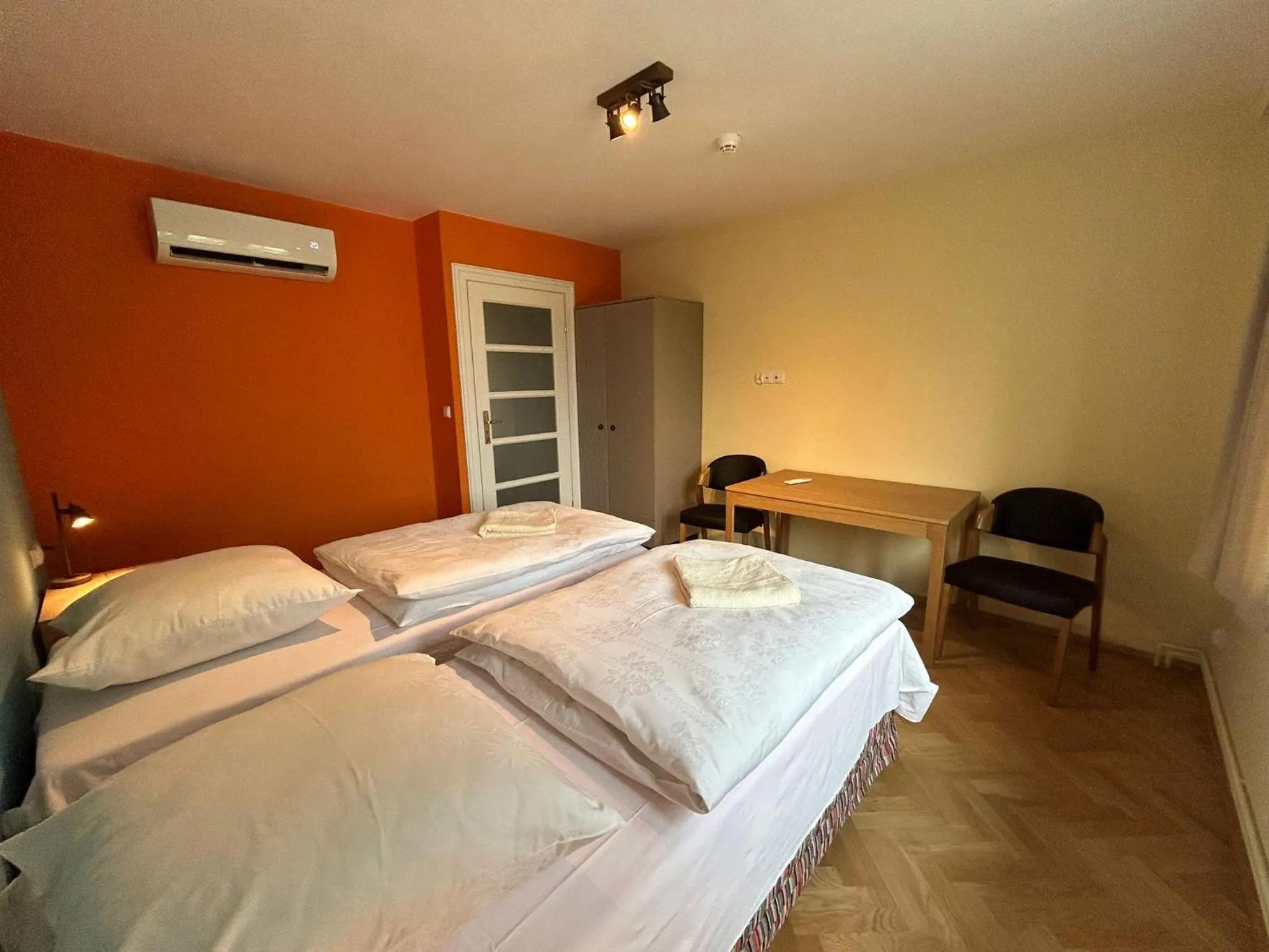 Bed in Cybulskiego Guest Rooms