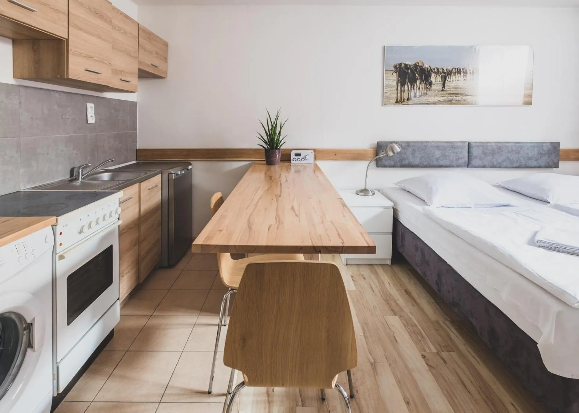 Kitchen or kitchenette, Bed in Cybulskiego Guest Rooms