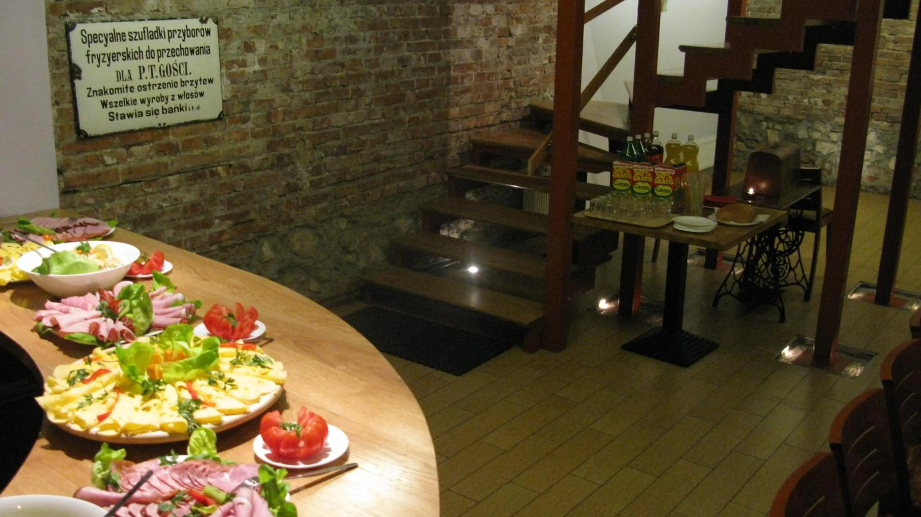 Restaurant/places to eat in Cybulskiego Guest Rooms