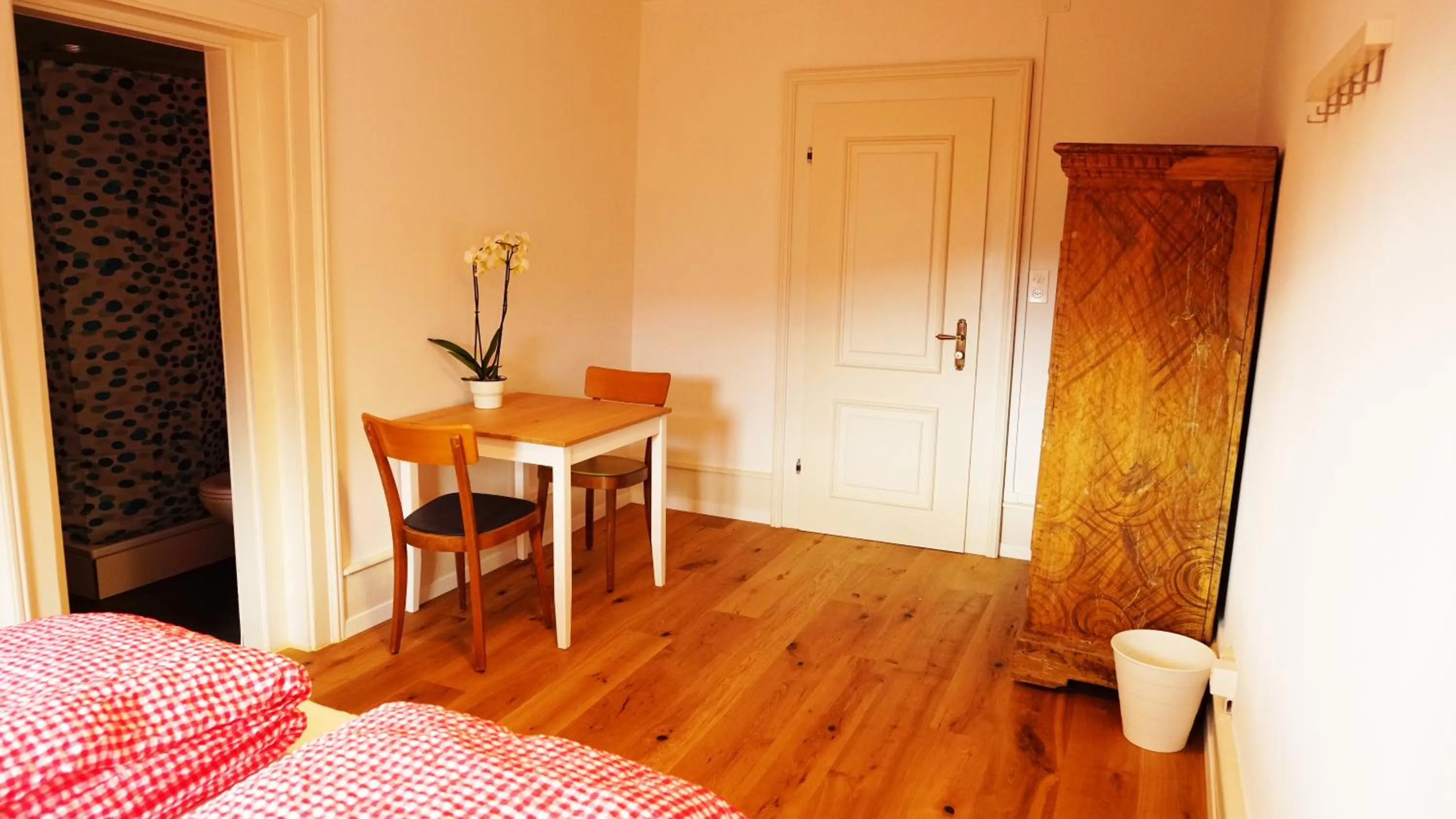 Seating area, Bed in Adventure Hostel Interlaken
