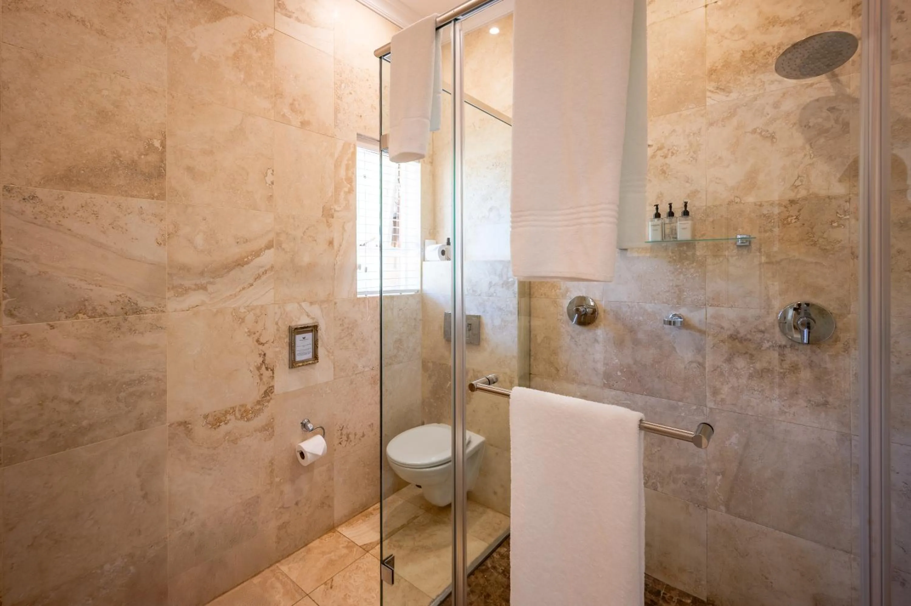 Shower in Walkersons Hotel & Spa