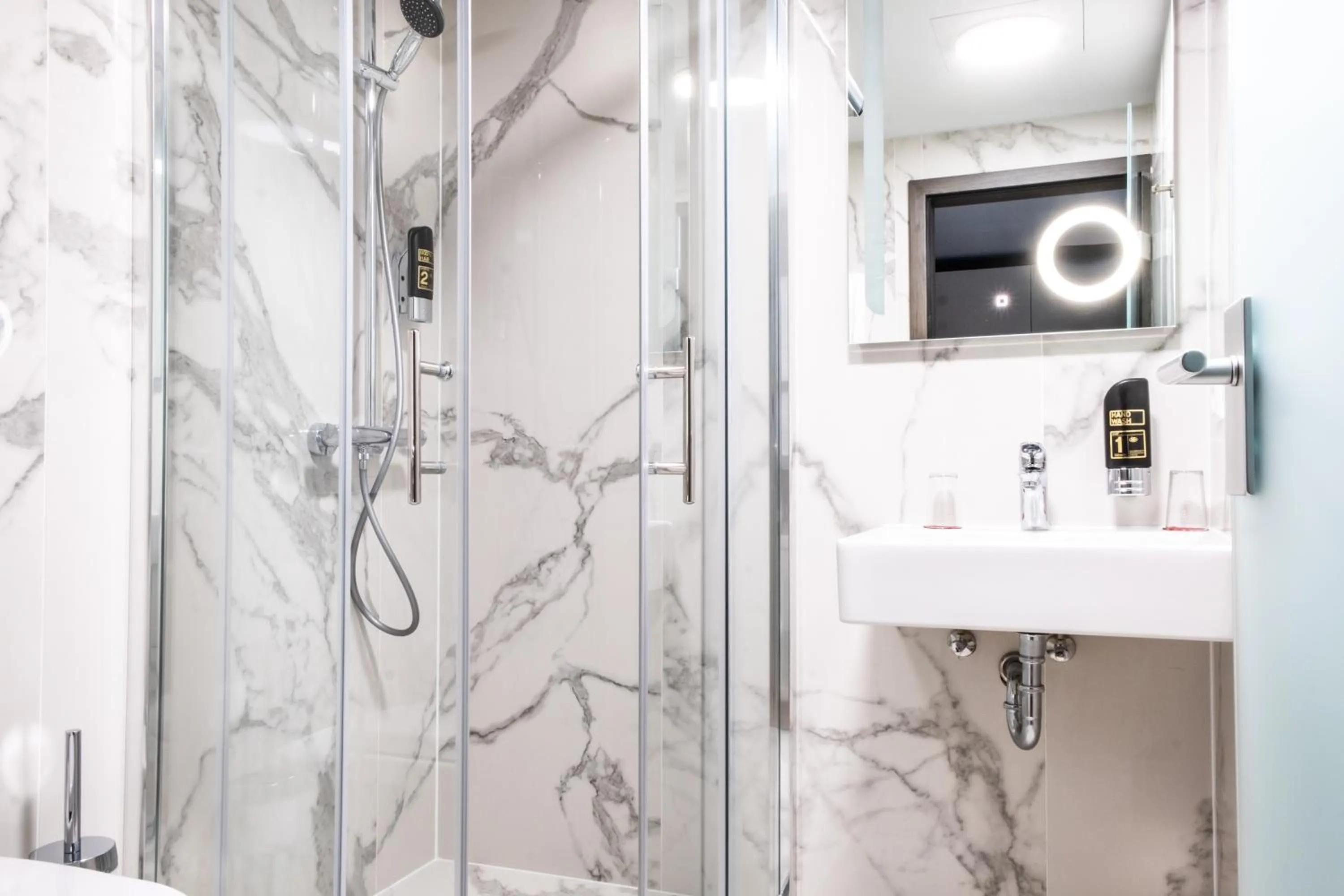 Shower in Hotel & Restaurant Knote