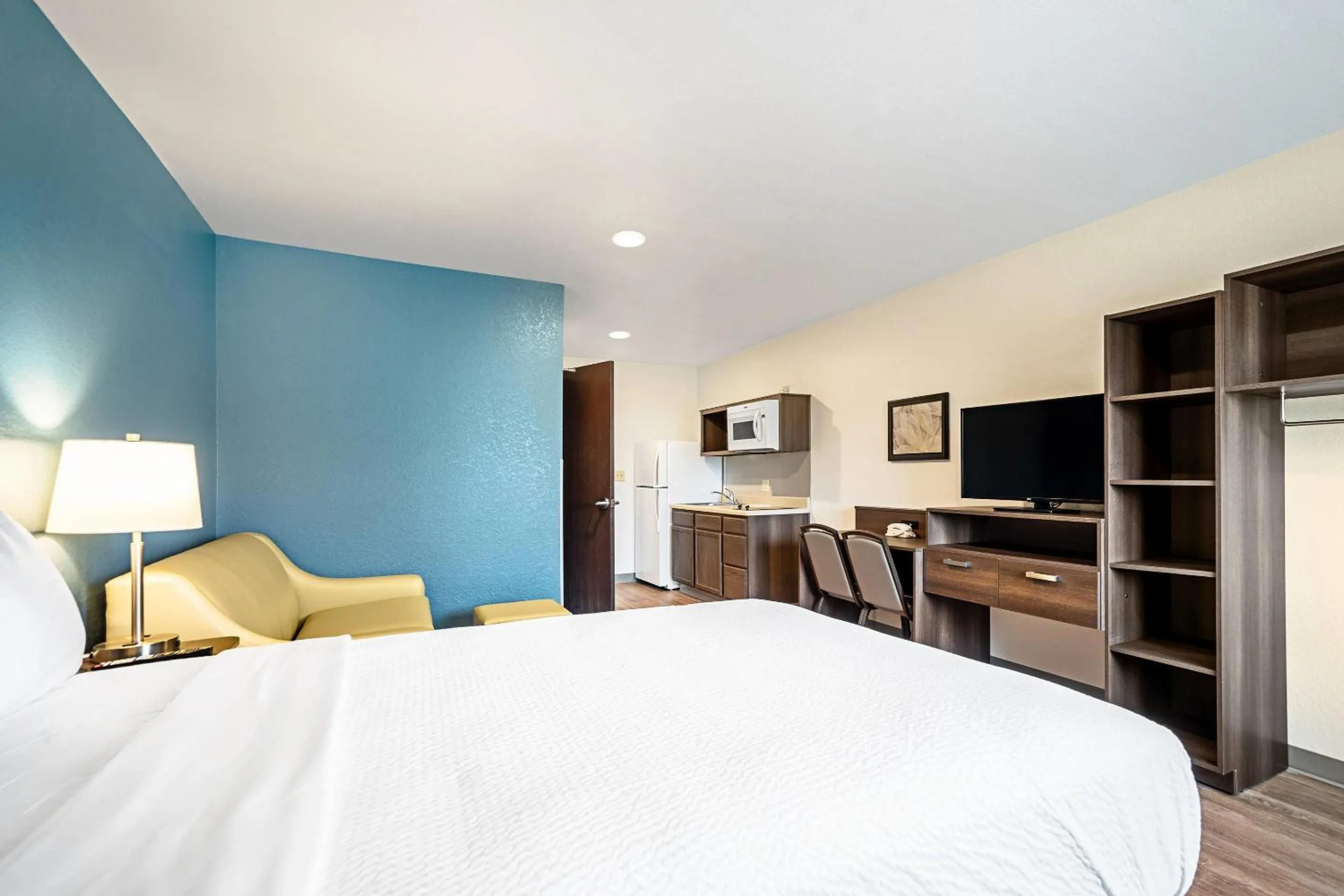 Bedroom, Bed in WoodSpring Suites Naples