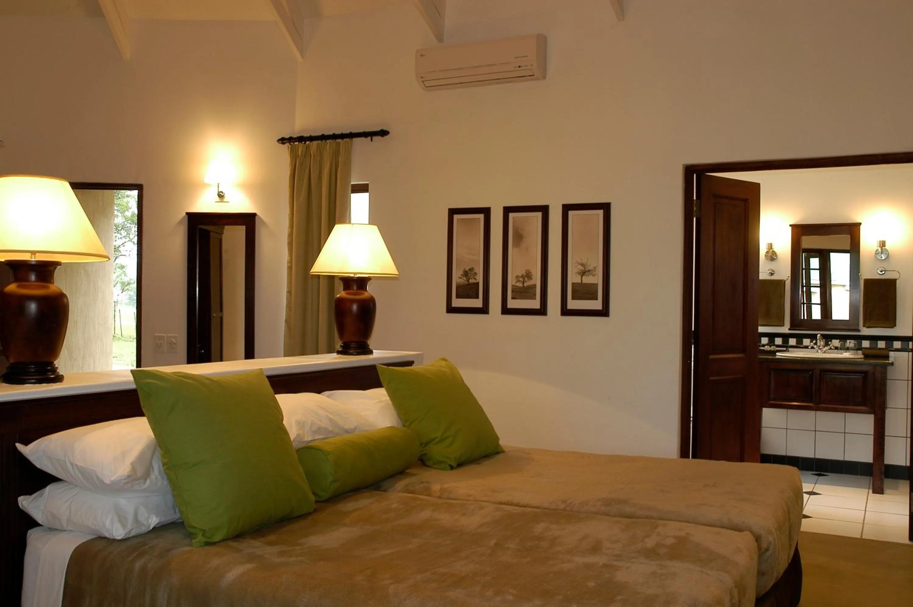 Bedroom, Bed in Perry's Bridge Hollow Boutique Hotel