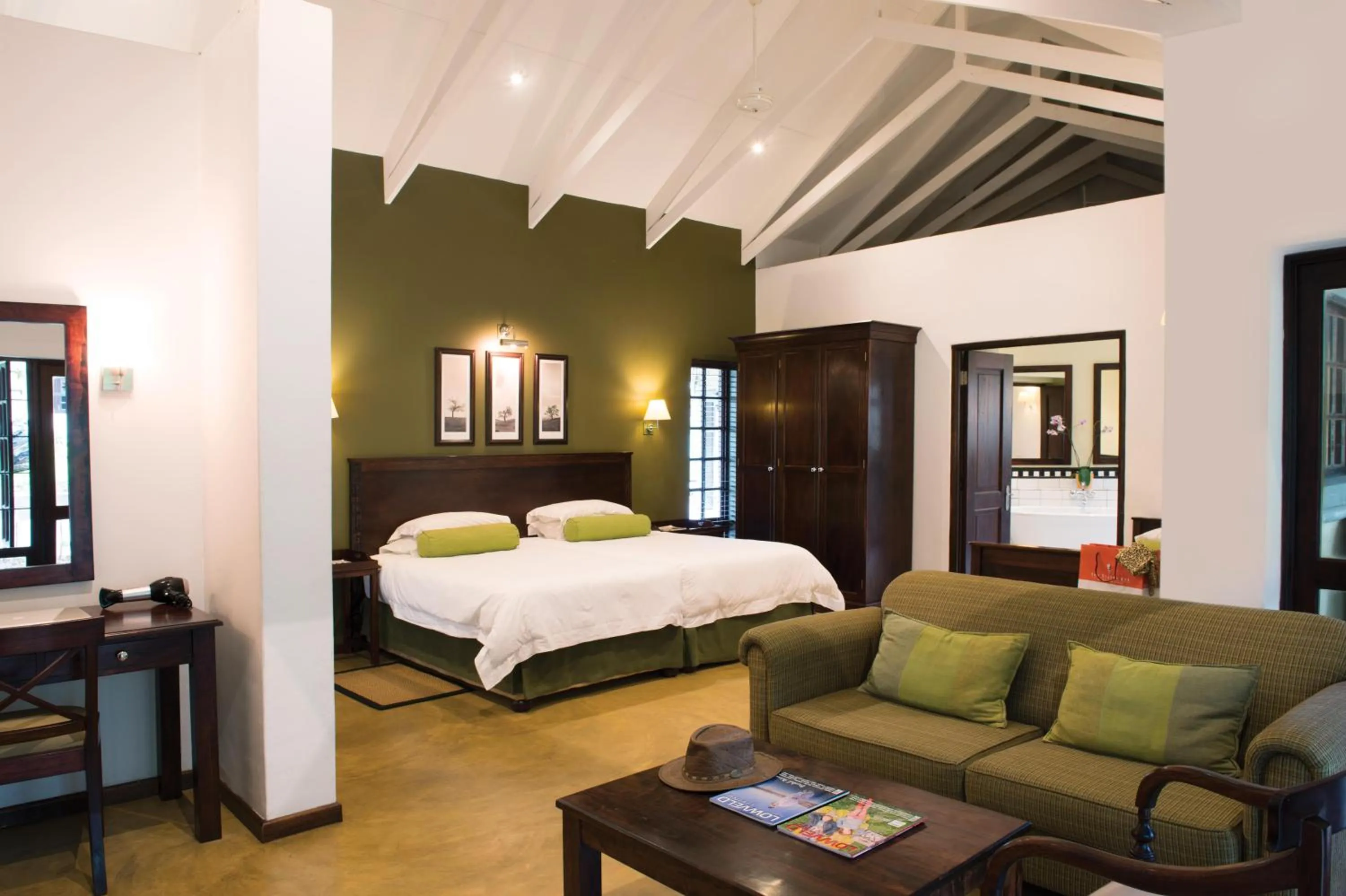 Bedroom, Bed in Perry's Bridge Hollow Boutique Hotel