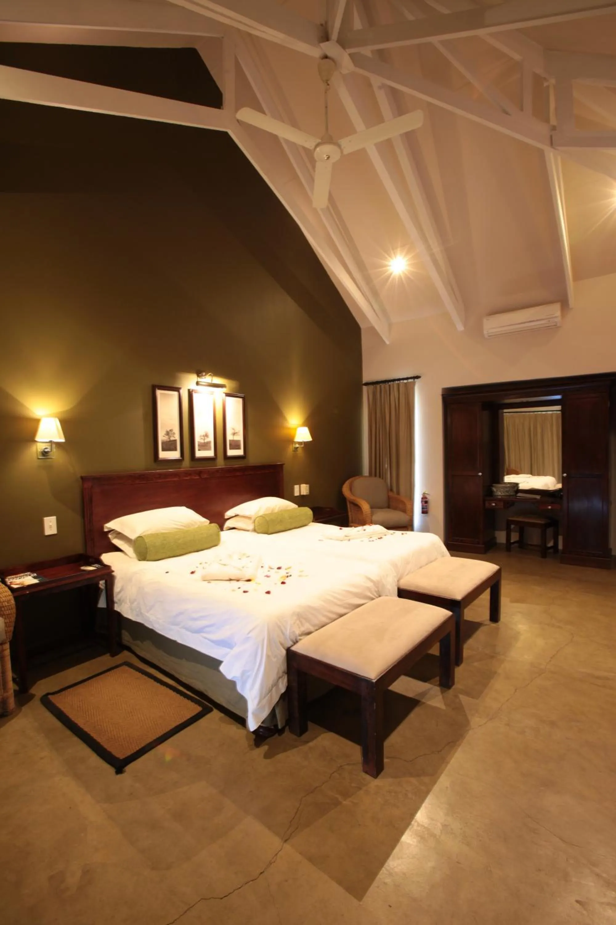 Bedroom, Bed in Perry's Bridge Hollow Boutique Hotel