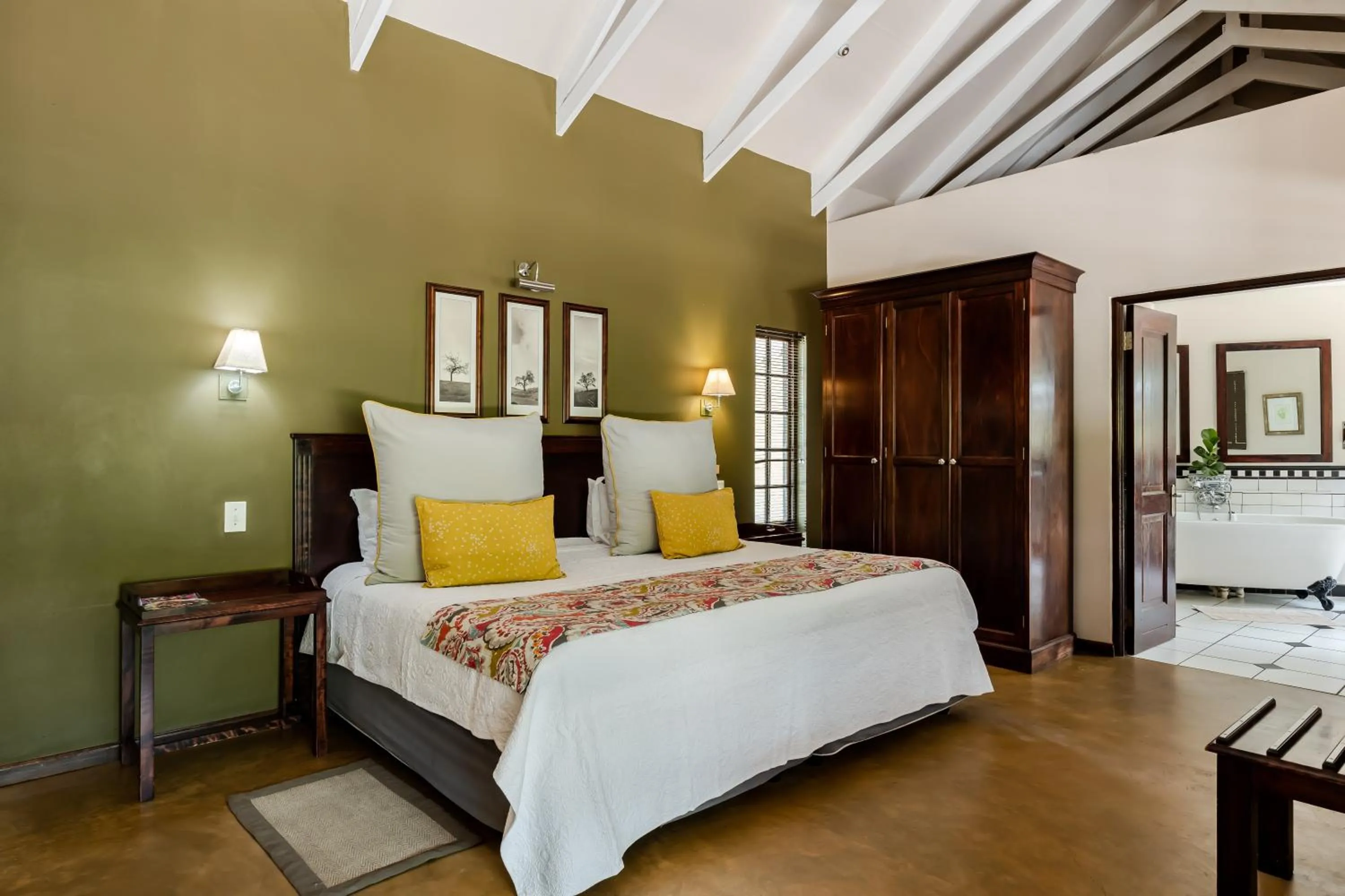 Bed in Perry's Bridge Hollow Boutique Hotel