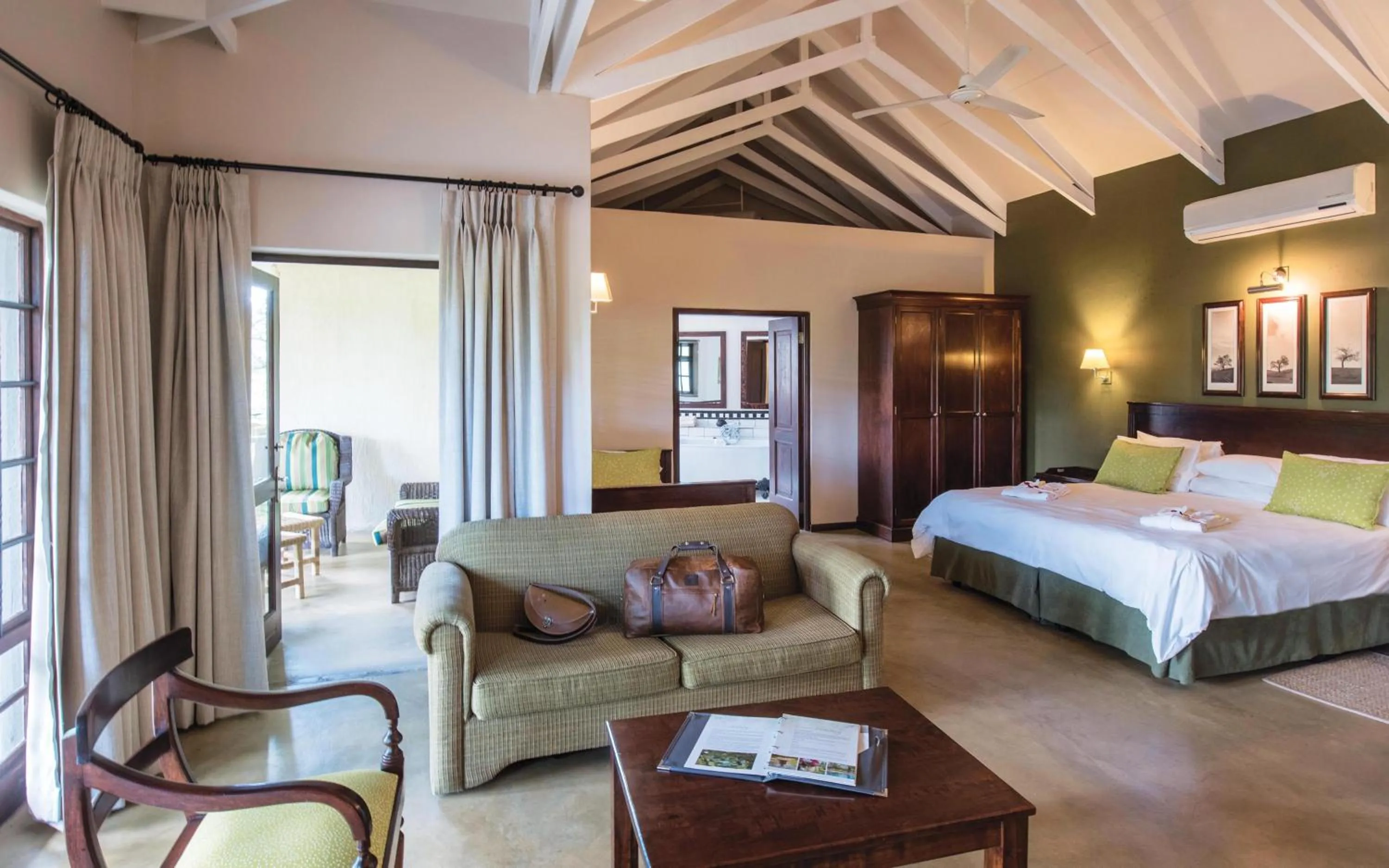 Bedroom, Bed in Perry's Bridge Hollow Boutique Hotel