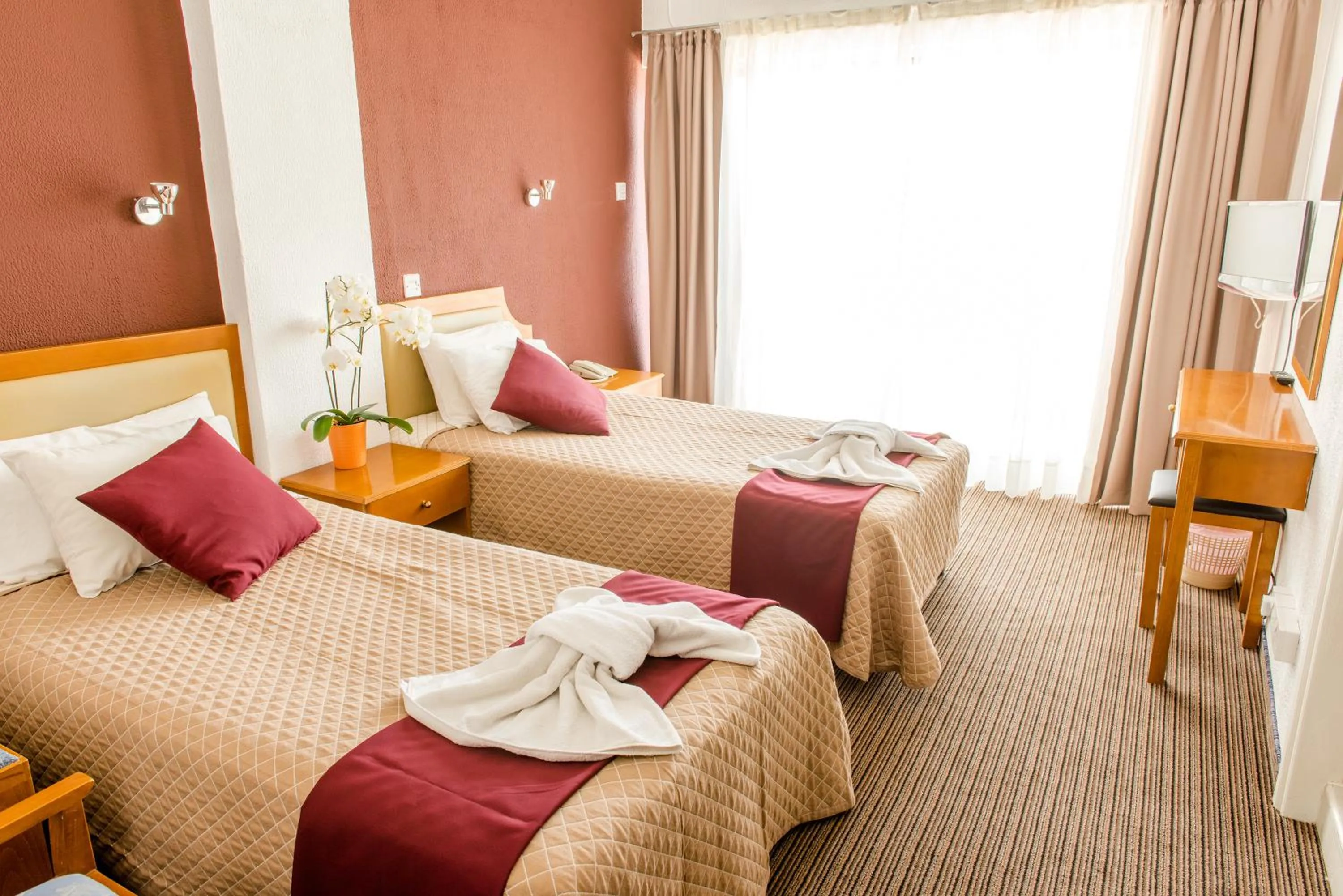 Photo of the whole room in King's Hotel