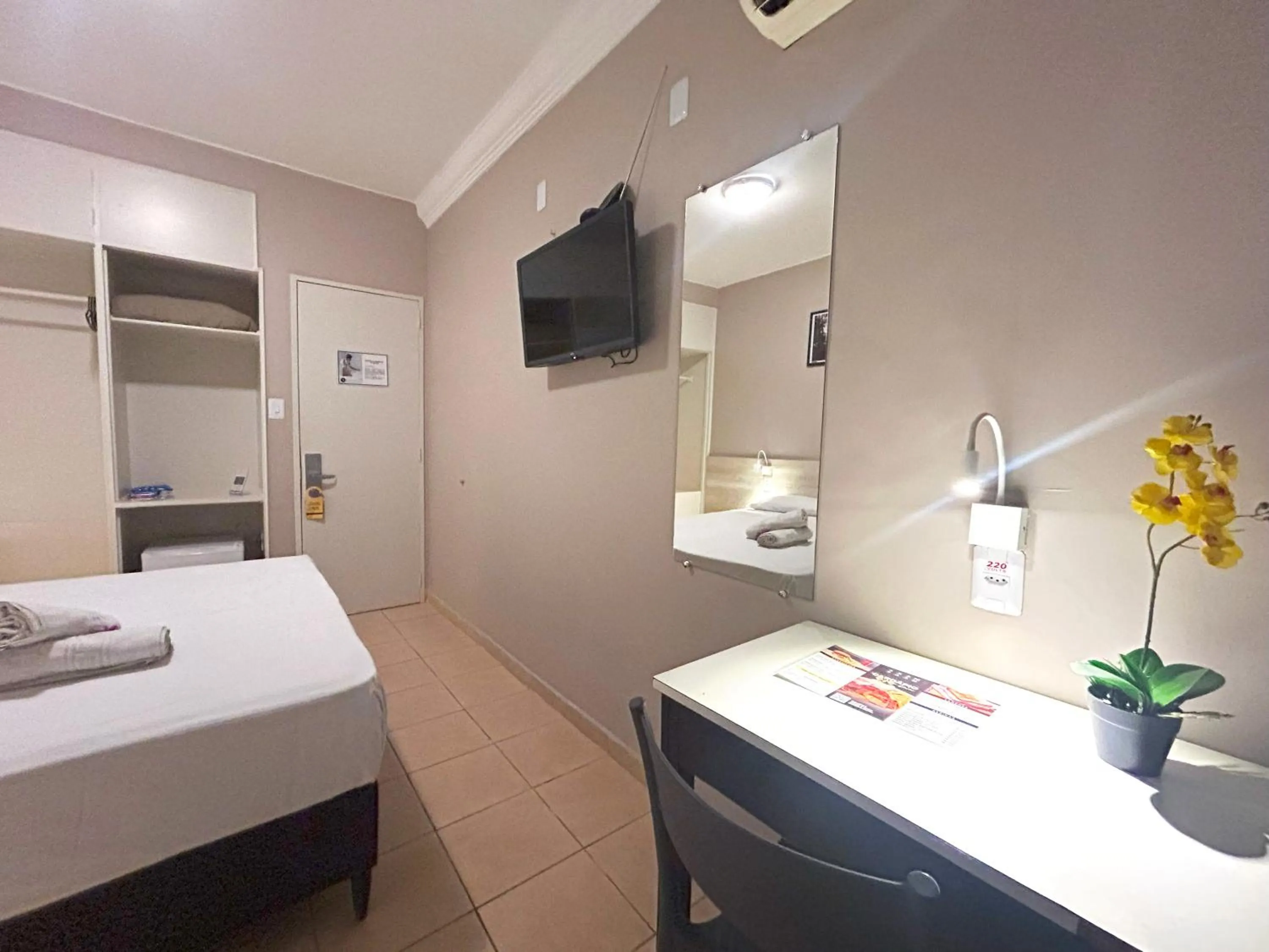 TV and multimedia, Bed in Hotel El Pilar by Bsb Inn