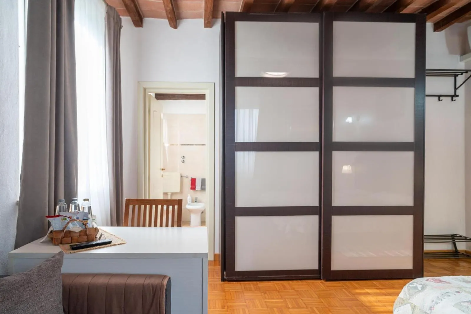 wardrobe, Bed in La Fossetta B&B