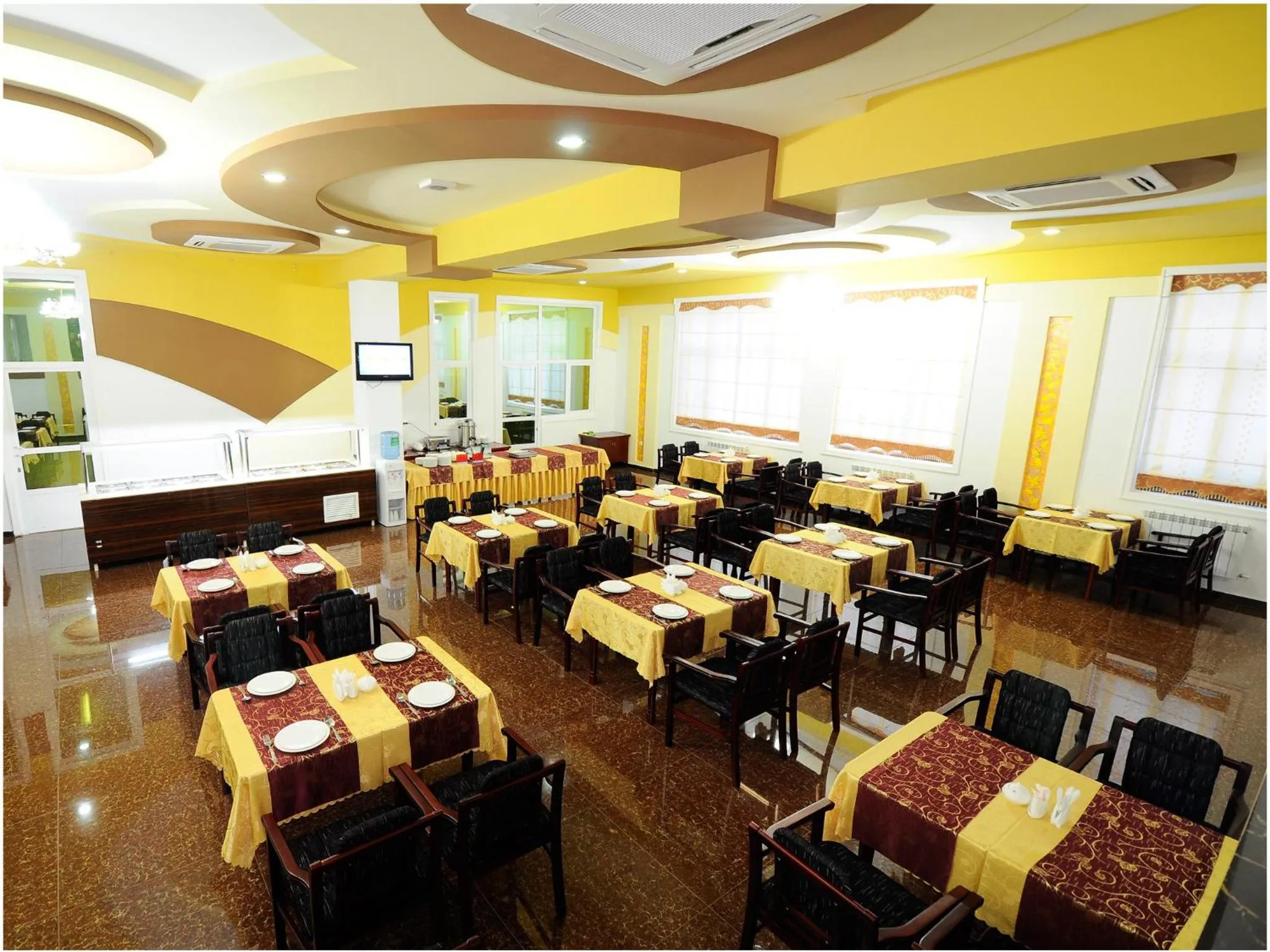 Restaurant/places to eat in Golden Valley Hotel