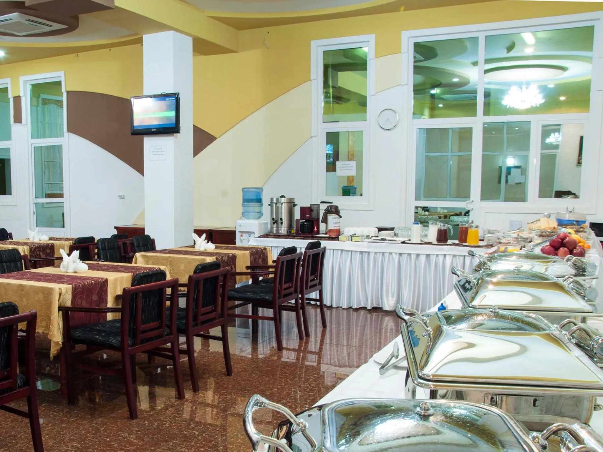 Restaurant/places to eat in Golden Valley Hotel