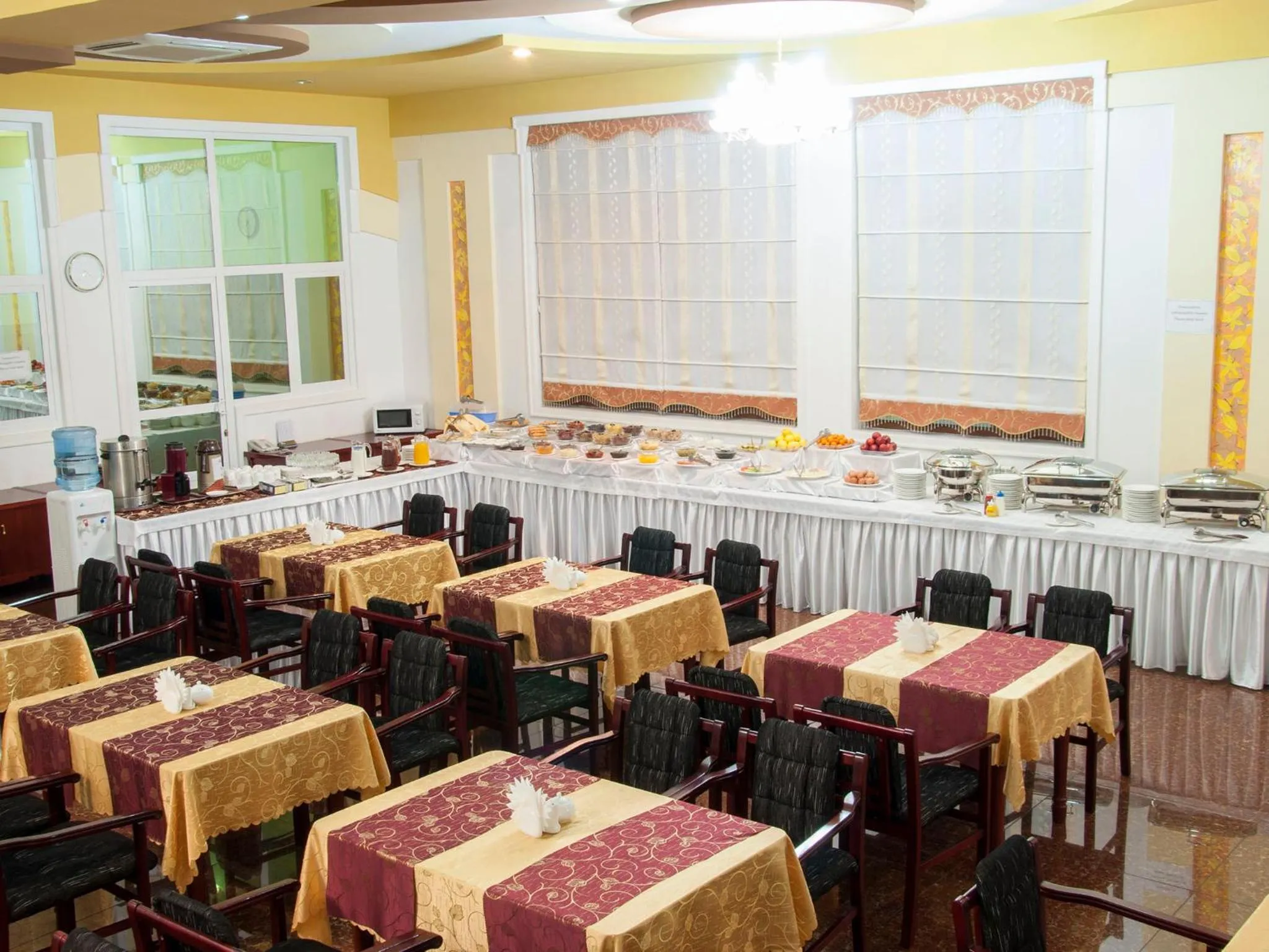 Restaurant/places to eat in Golden Valley Hotel