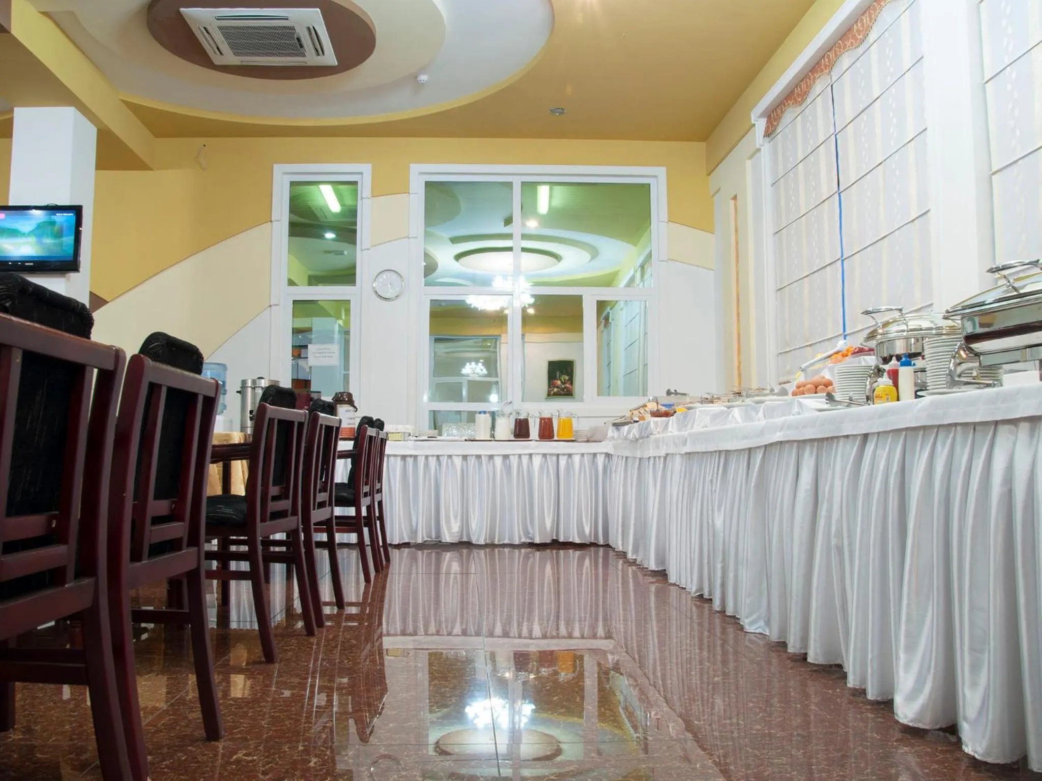 Restaurant/places to eat in Golden Valley Hotel