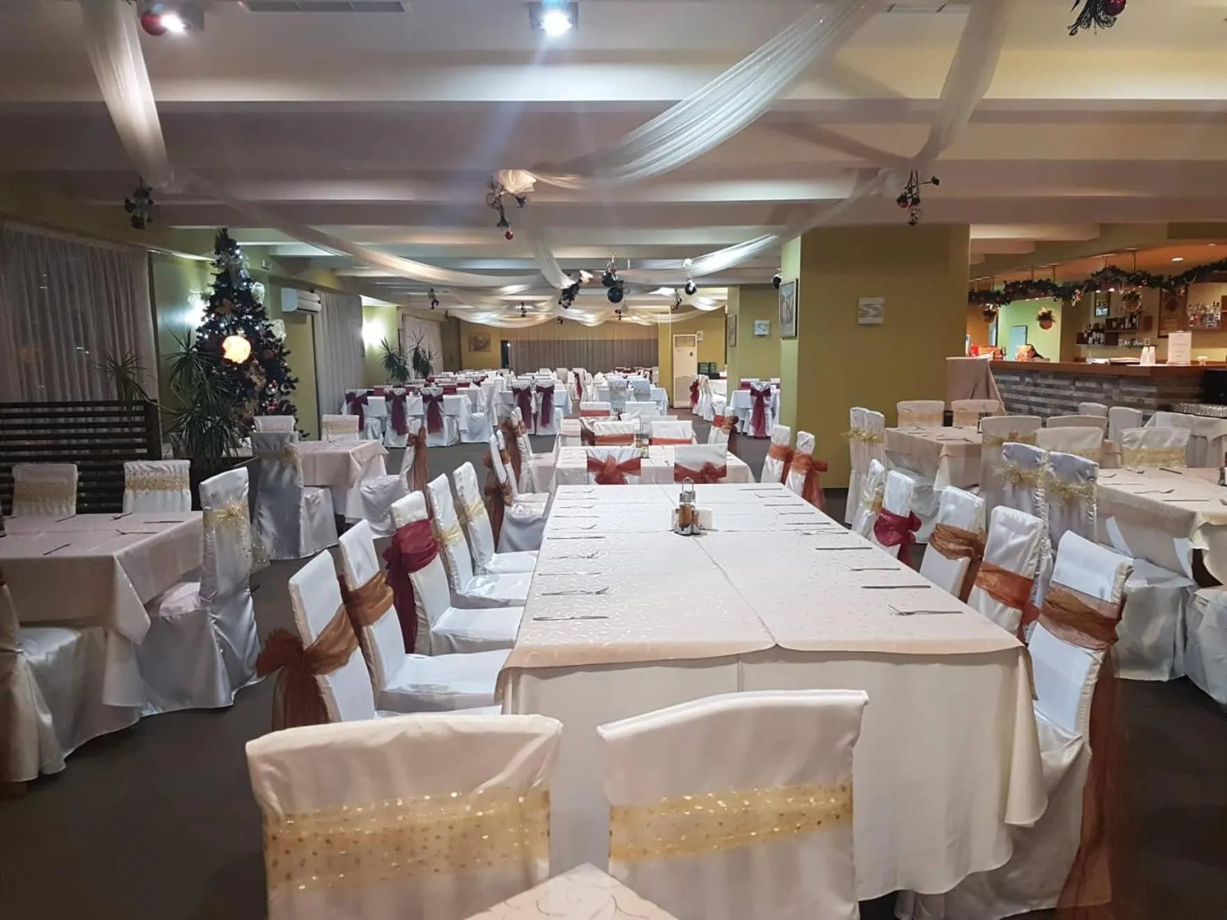 Restaurant/places to eat in Snezhanka Apartments TMF