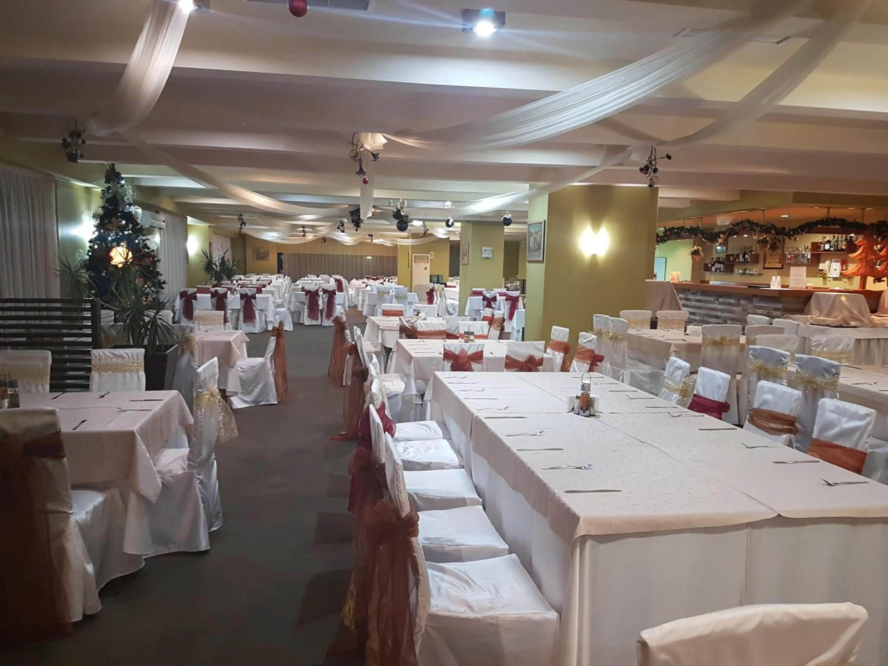 Restaurant/places to eat in Snezhanka Apartments TMF