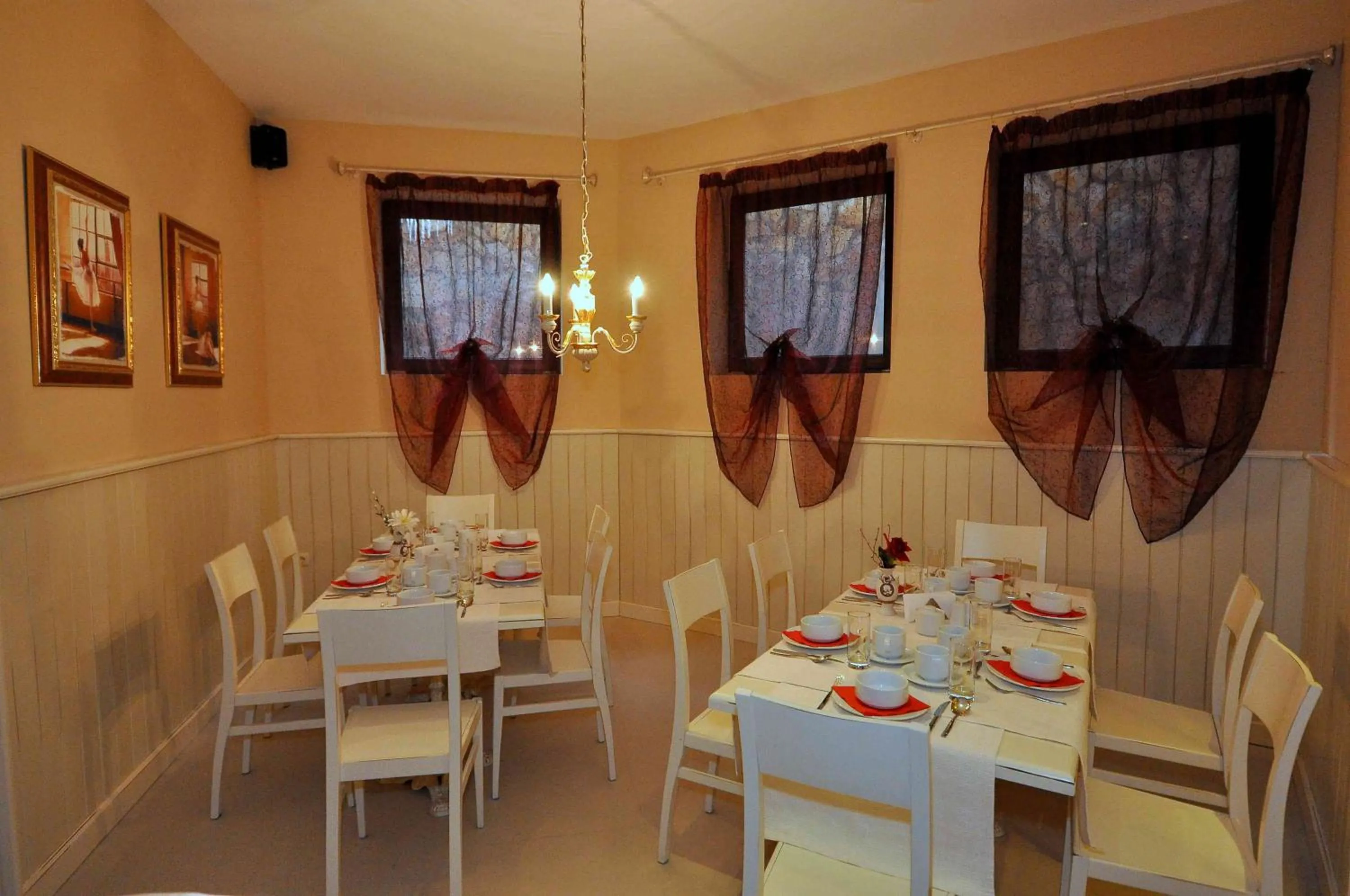 Restaurant/places to eat in Maria-Antoaneta Residence